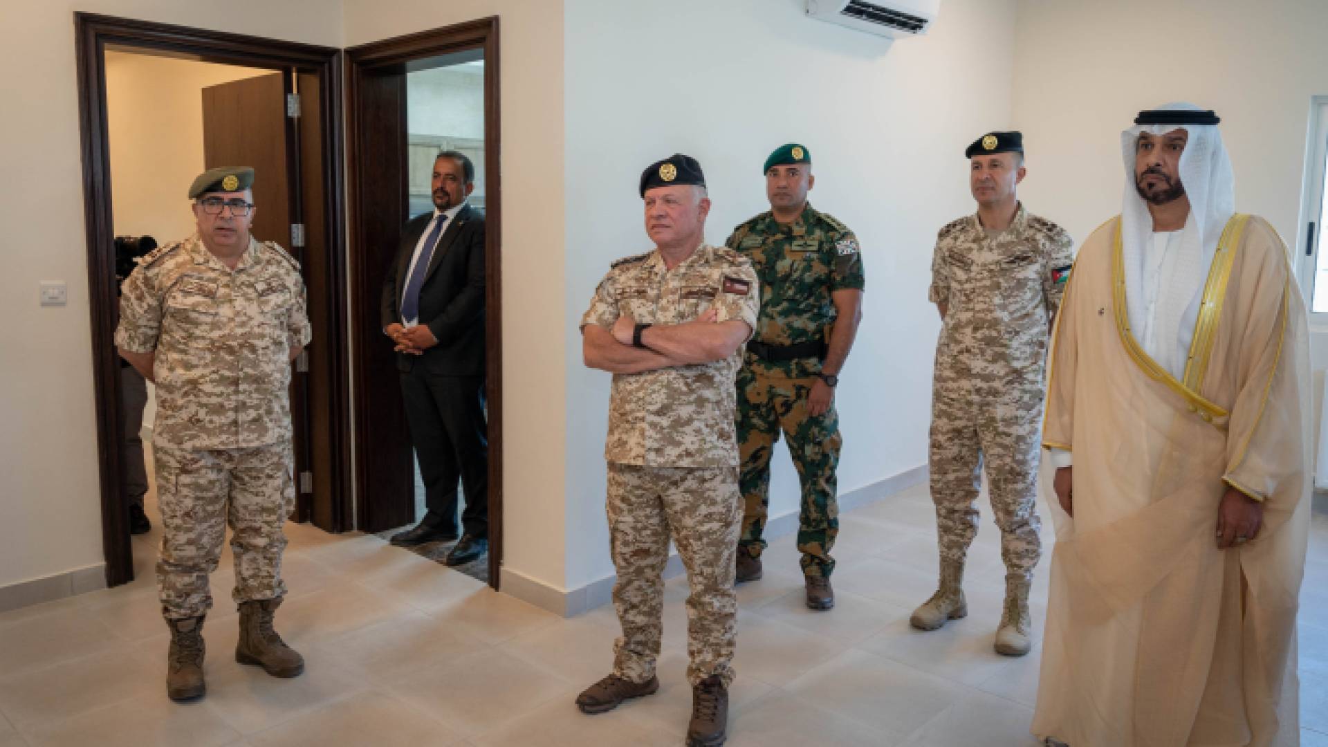 الملك أثناء افتتاحه مدينة الشيخ خليفة بن زايد آل نهيان