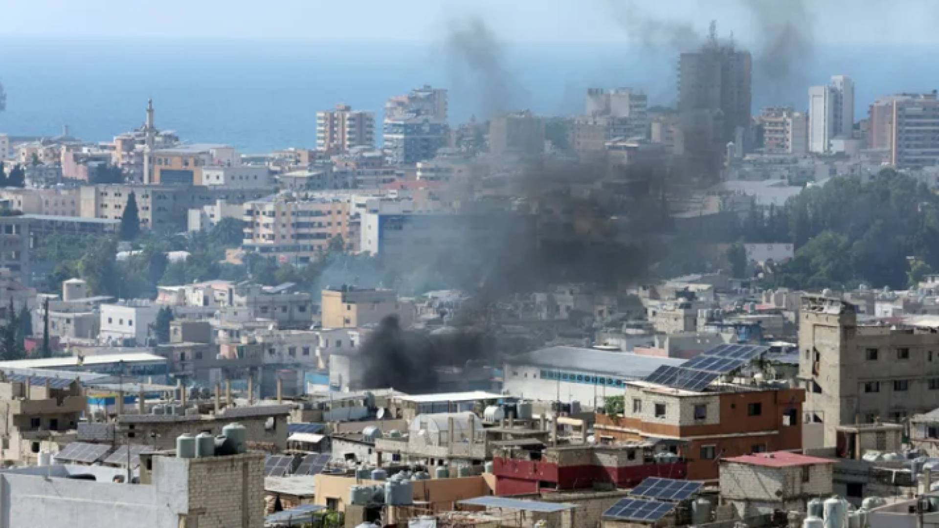 أعمدة دخان تتصاعد في اشتباكات داخل مخيم عين الحلوة