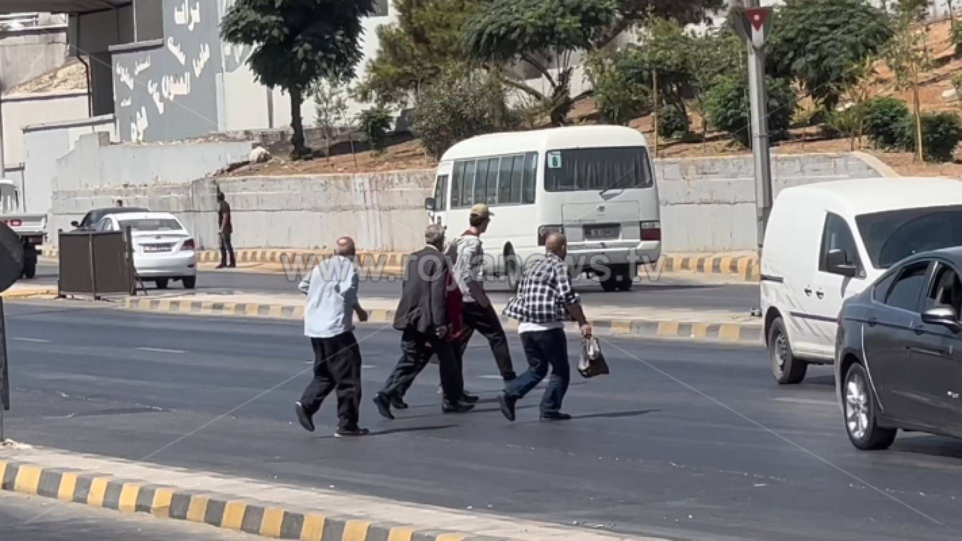 مواطنون يعبرون الطريق