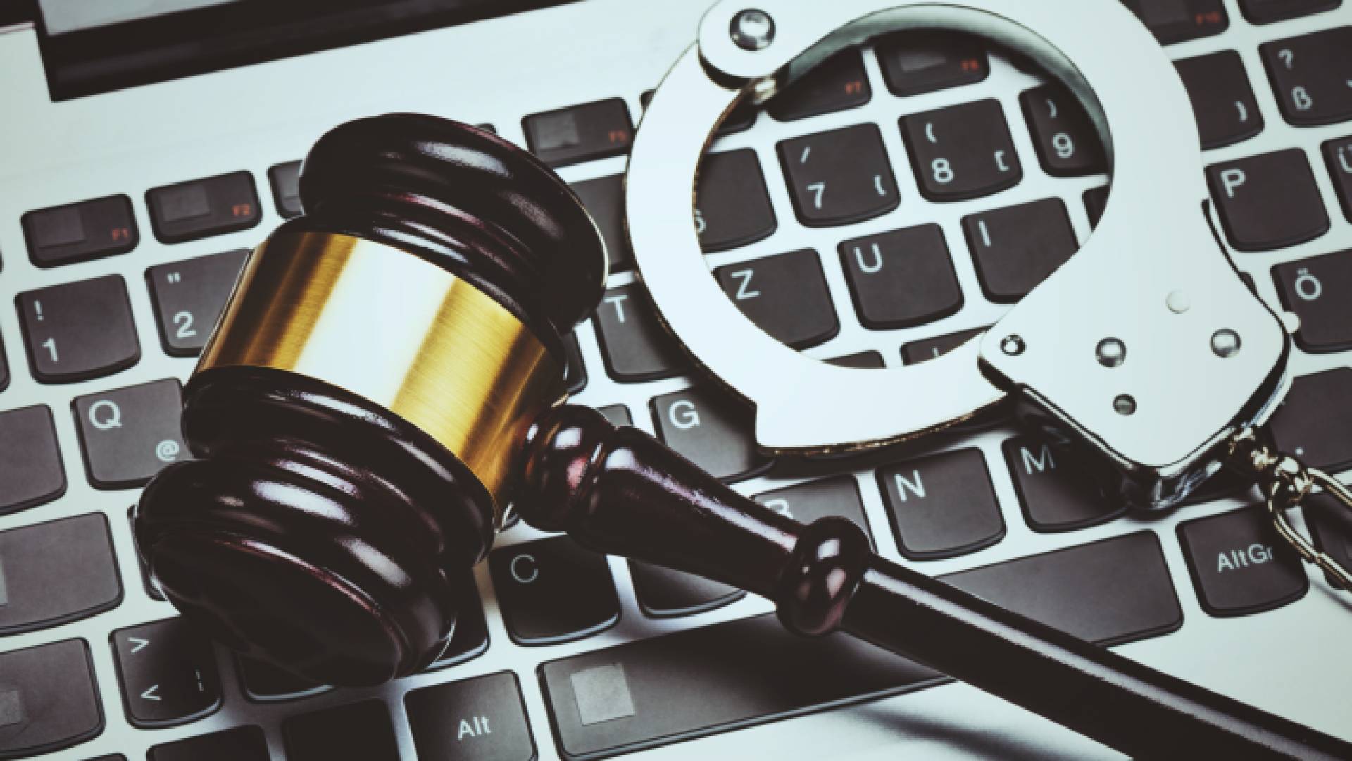 أصفاد وجهاز كمبيوتر "تعبيرية"