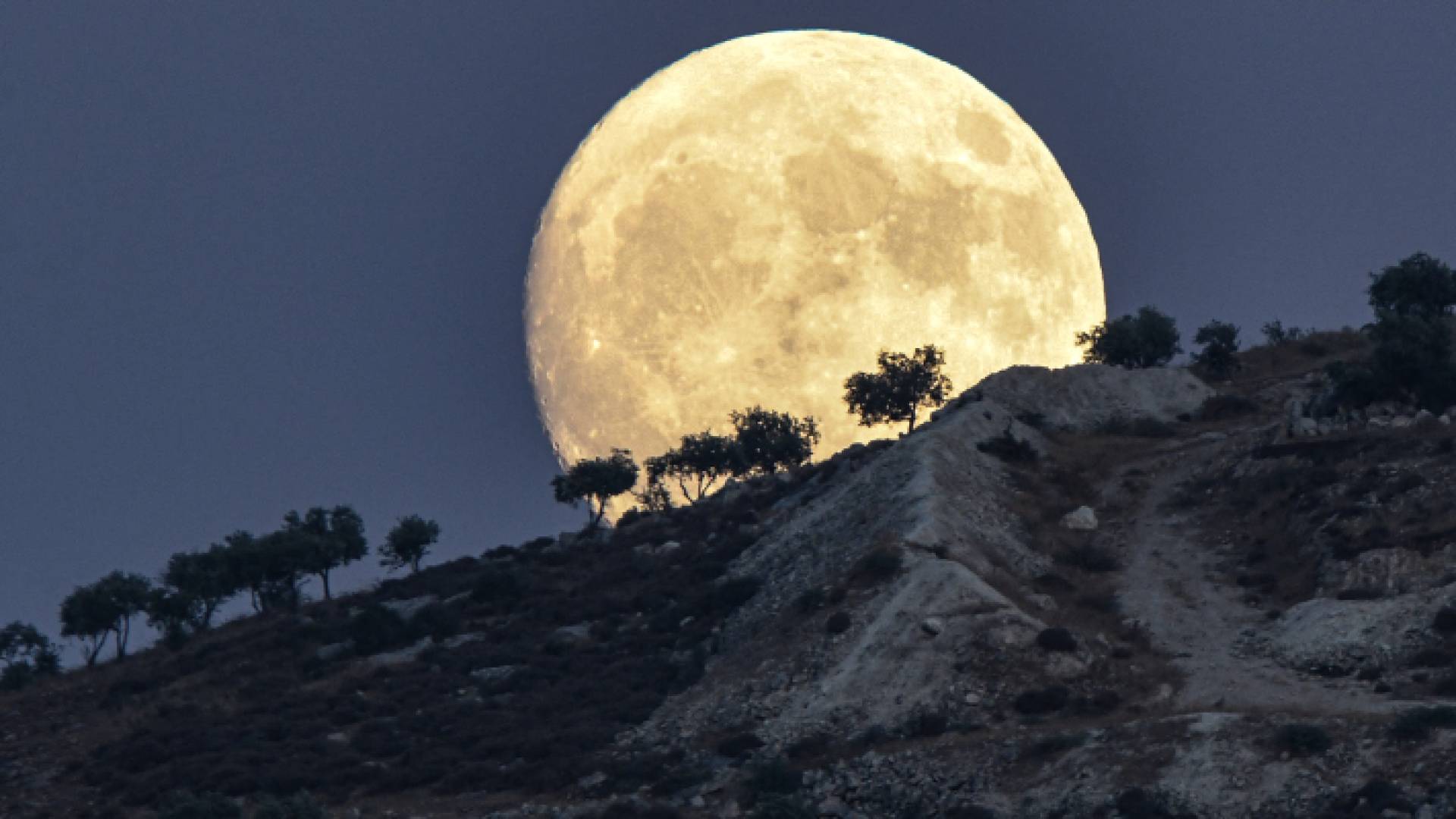 القمر العملاق - أرشيفية