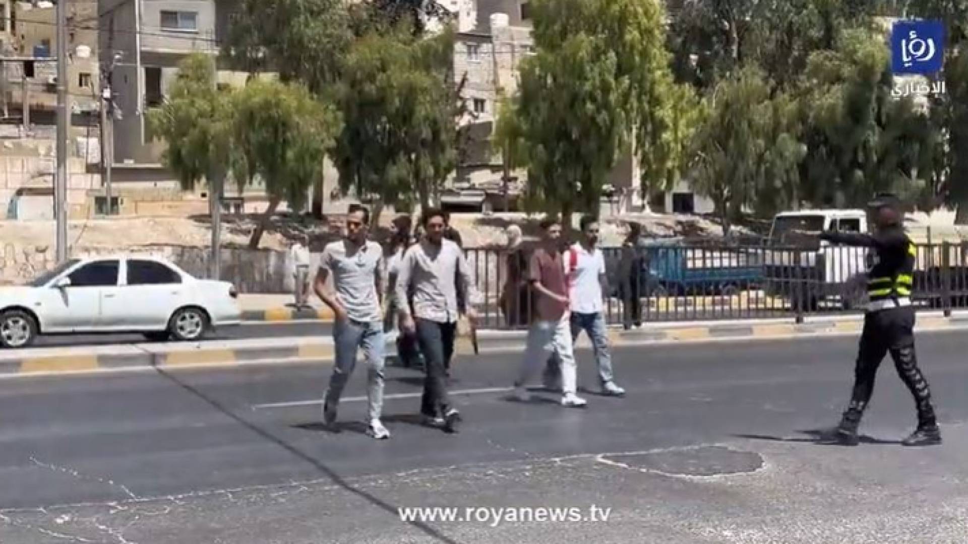 مشاة بالقرب من منطقة الجسر