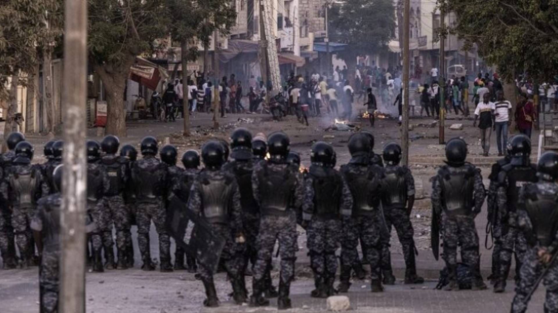 متظاهرون سنغاليون في مواجهة قوى الأمن