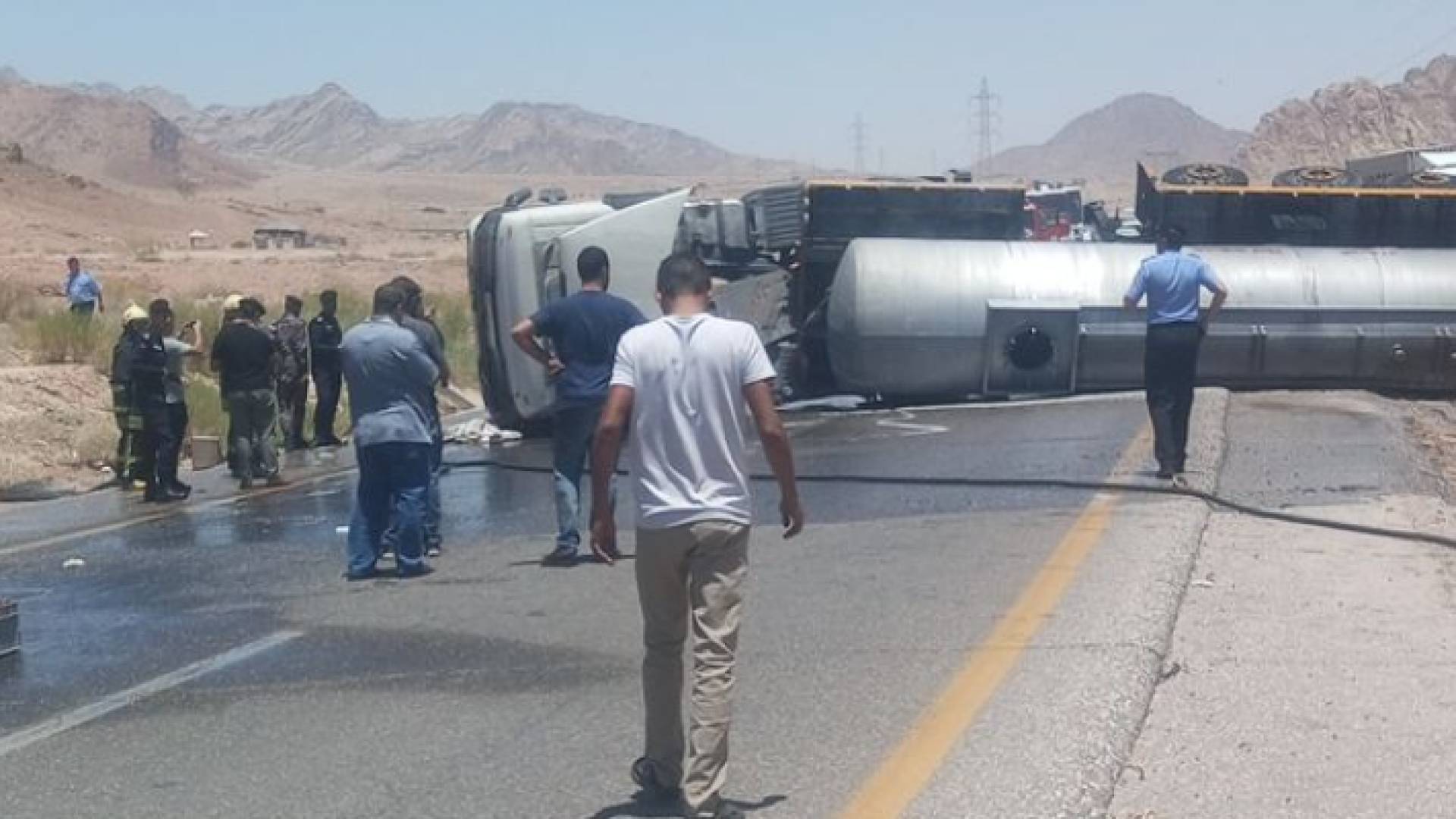 انقلاب صهريج على الطريق الصحراوي