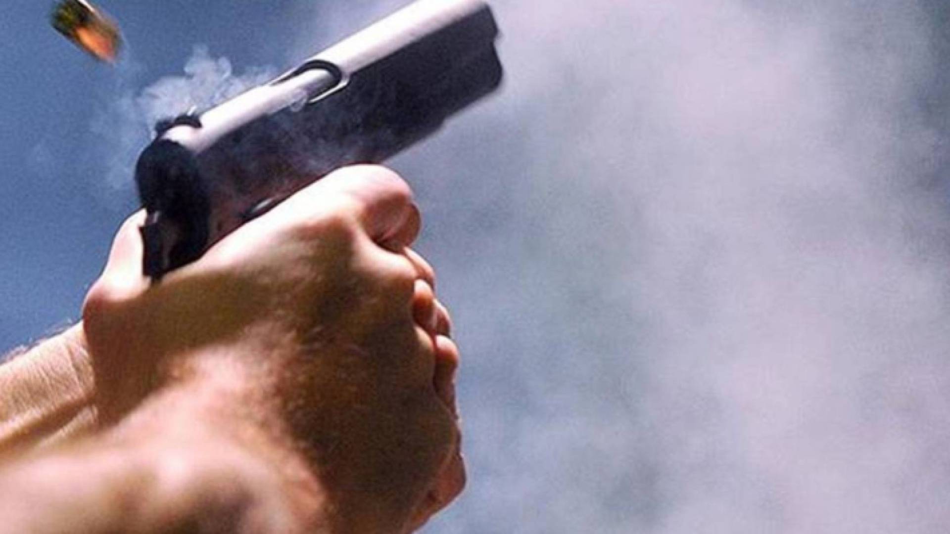 شخص يطلق عيارات نارية