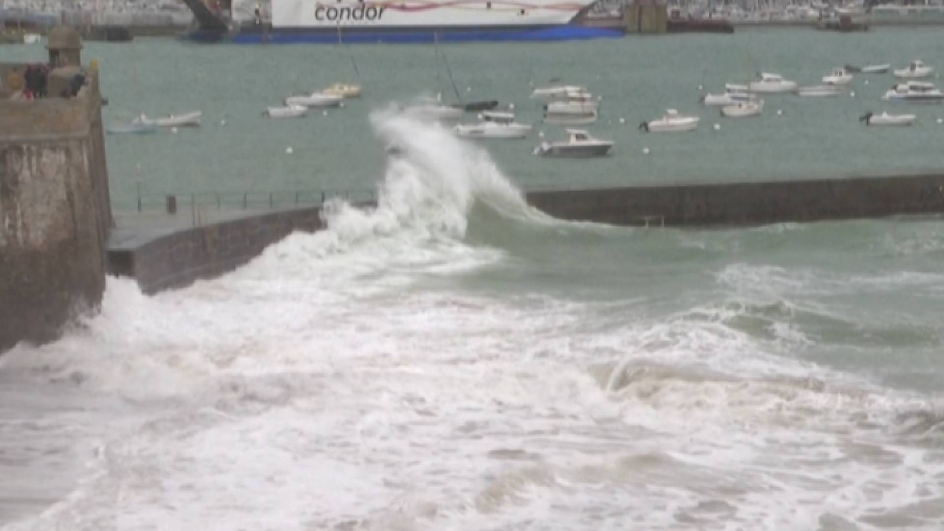 أمواج عاتية تسببها عاصفة "باتريشيا"