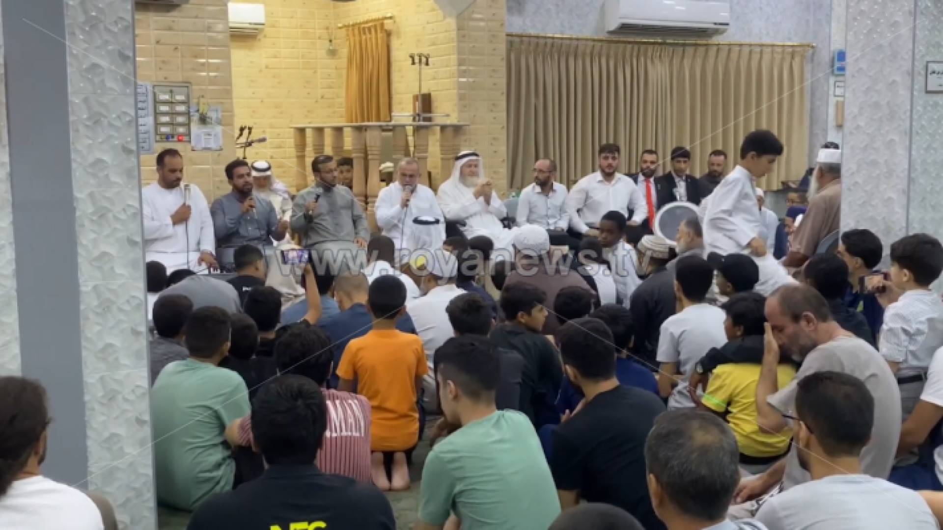 عقد القران وحفل الزفاف بالأناشيد الدينية داخل المسجد