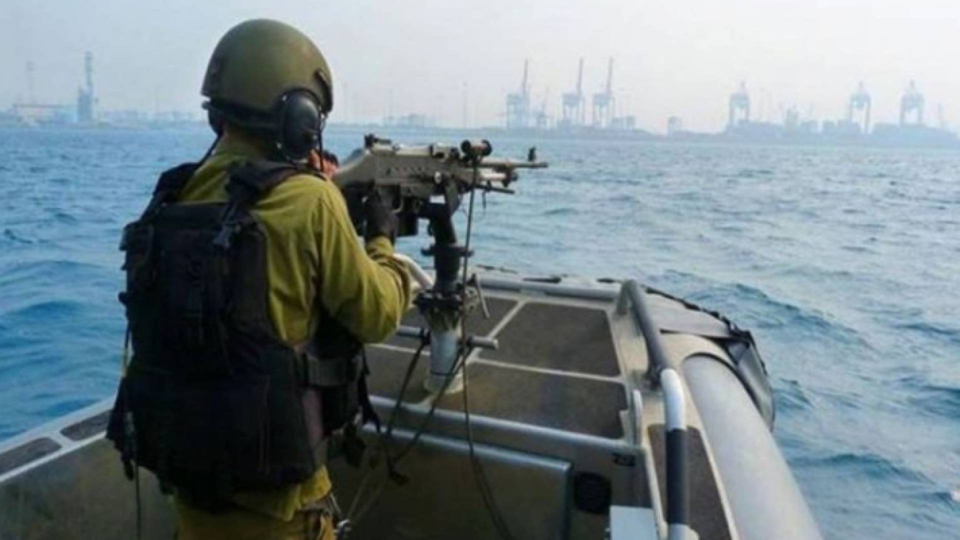 جندي من جيش الاحتلال يطلق النار صوب الصيادين