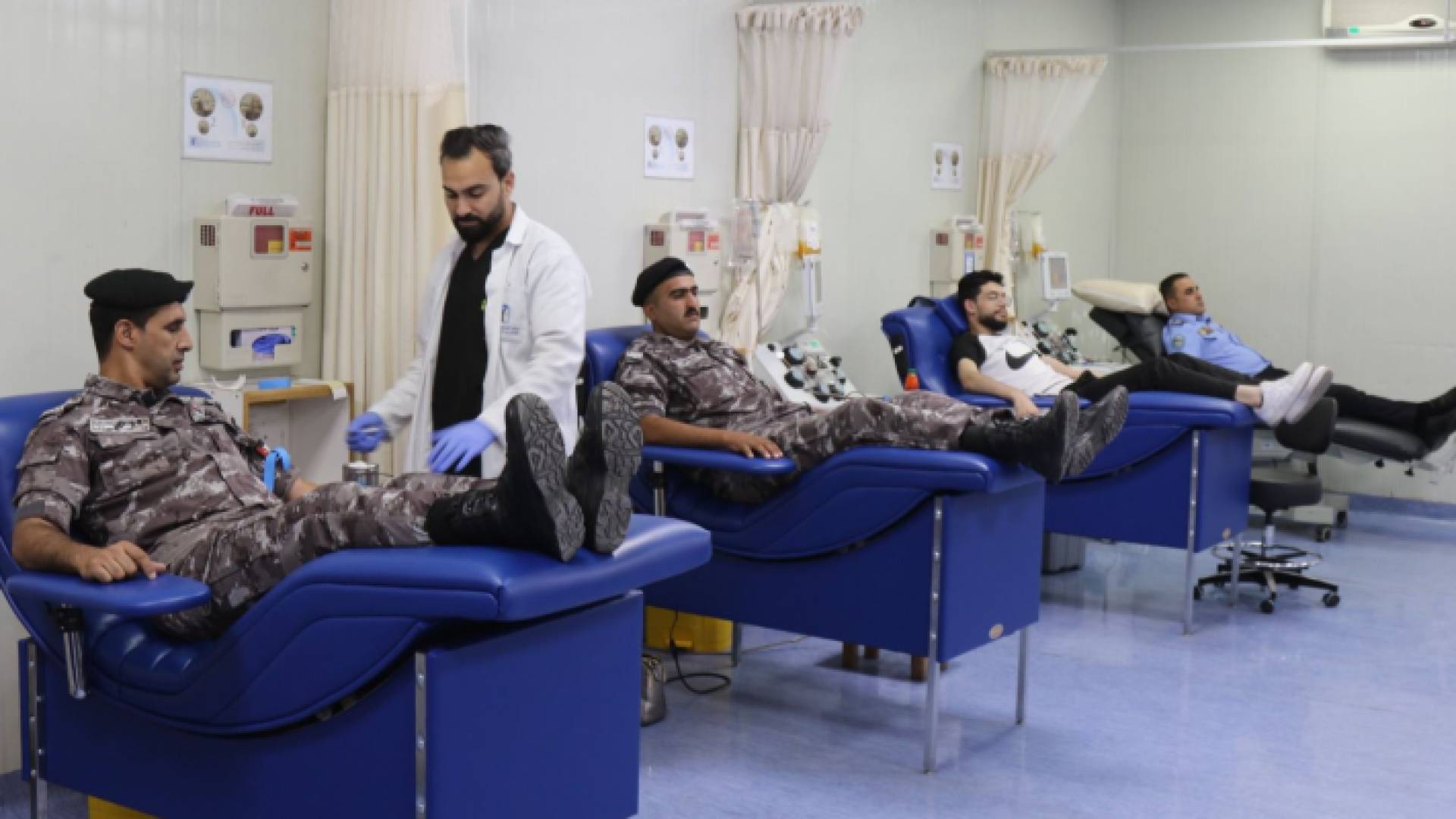نشامى الأمن العام يتبرعون بالدم