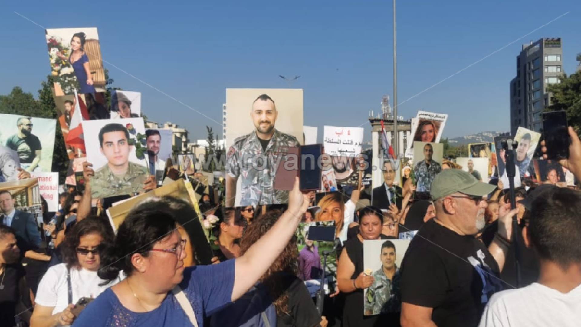 لبنانيون يخرجون بمسيرات حاشدة في ذكرى المرفأ