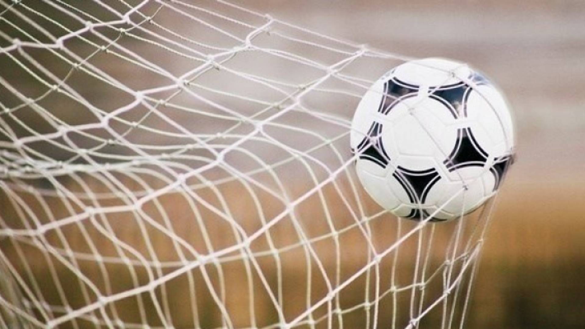 صورة تعبيرية لكرة داخل المرمى