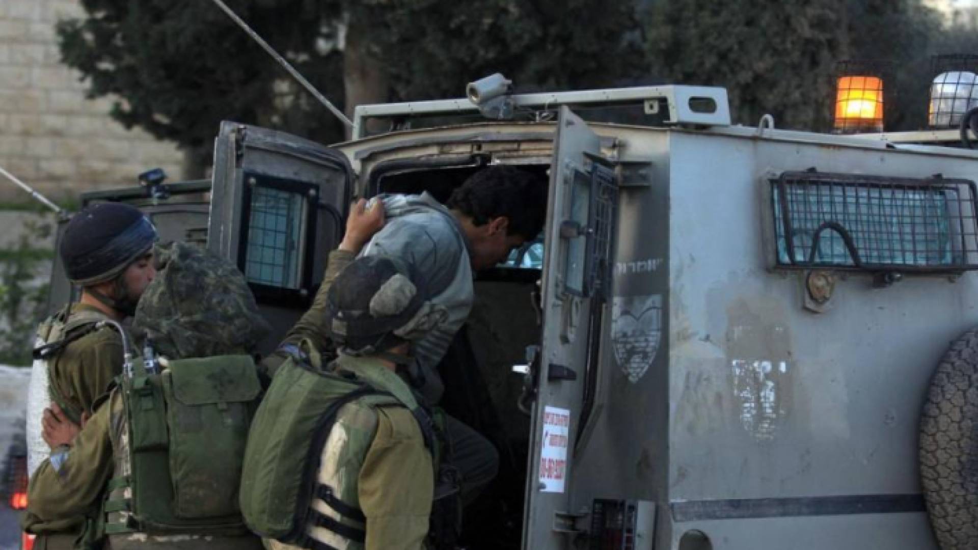 صورة أرشيفية لعناصر من قوات الاحتلال الإسرائيلي تعتقل فلسطينيا