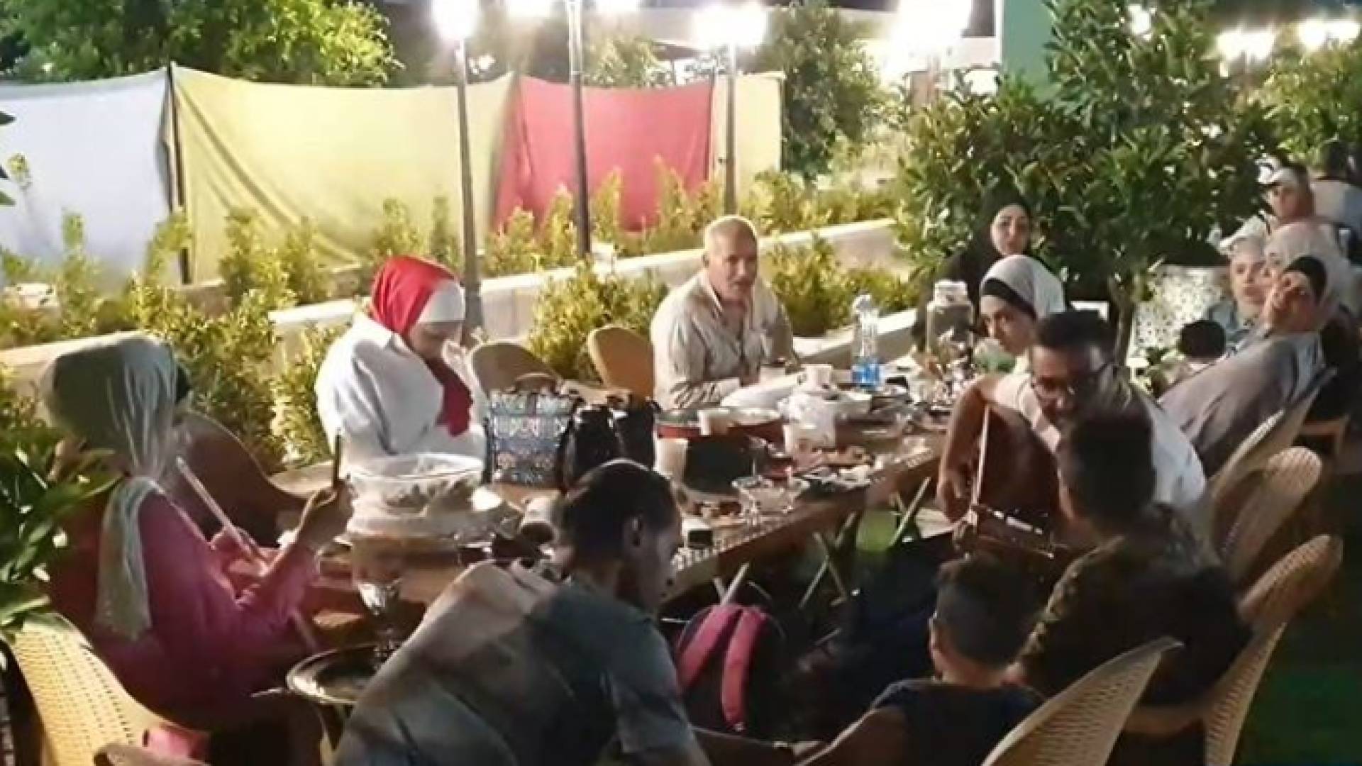 أشخاص يتنزهون في إحدى الحدائق في إربد