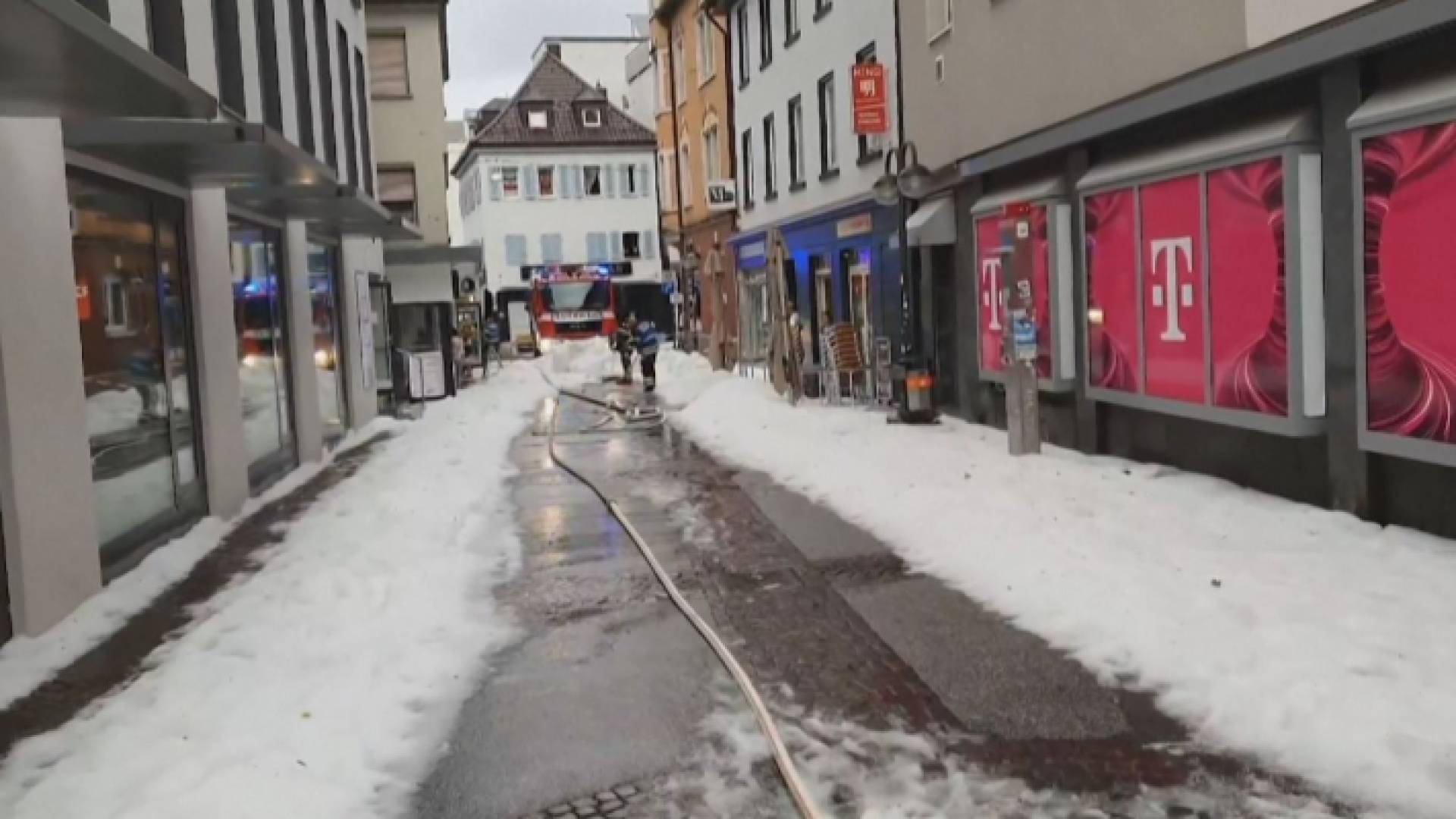 عمليات ازالة الثلوج في بلدة رويتلنغن بجنوب ألمانيا
