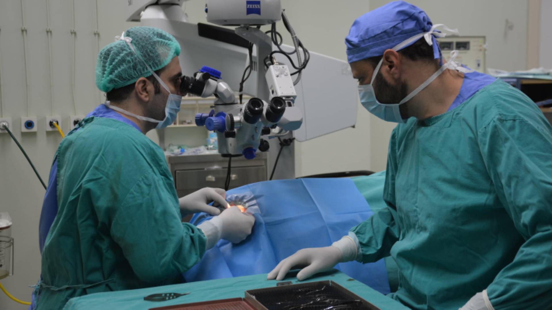 صورة تعبيرية لعملية جراحية للعيون