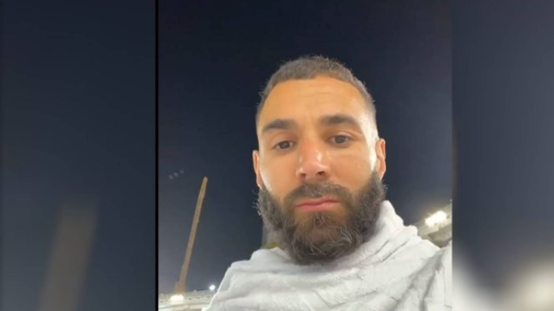 اللاعب الفرنسي كريم بنزيما أثناء تأديته مناسك العمرة