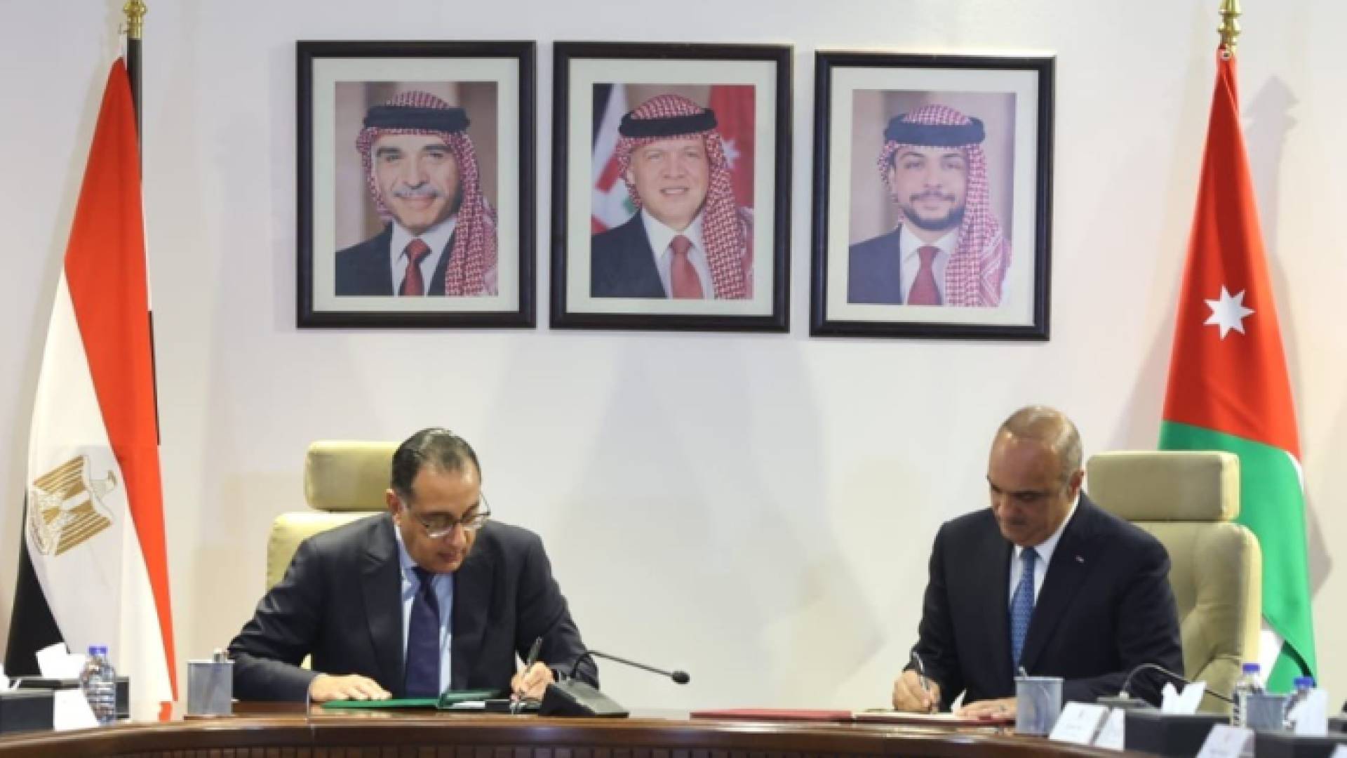 جانب من توقيع الاتفاقية