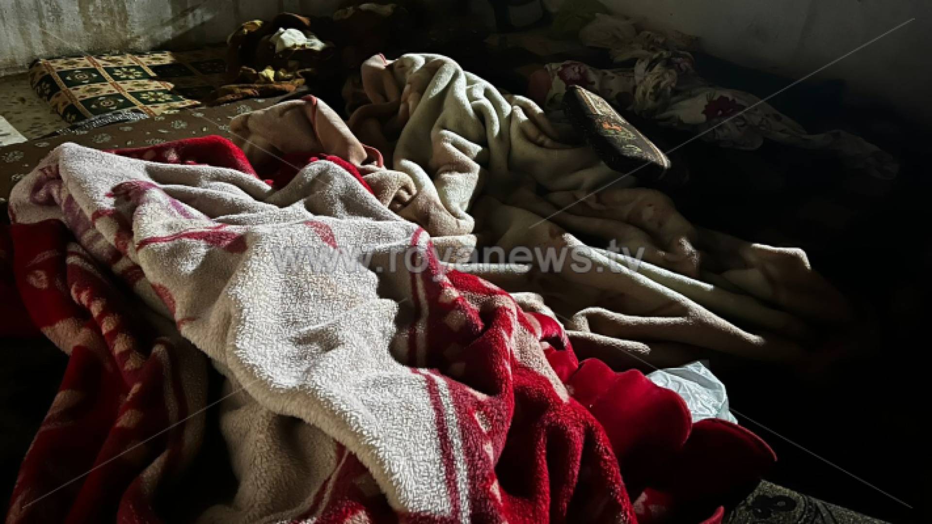 عائلة تفترش الشارع العام في المفرق