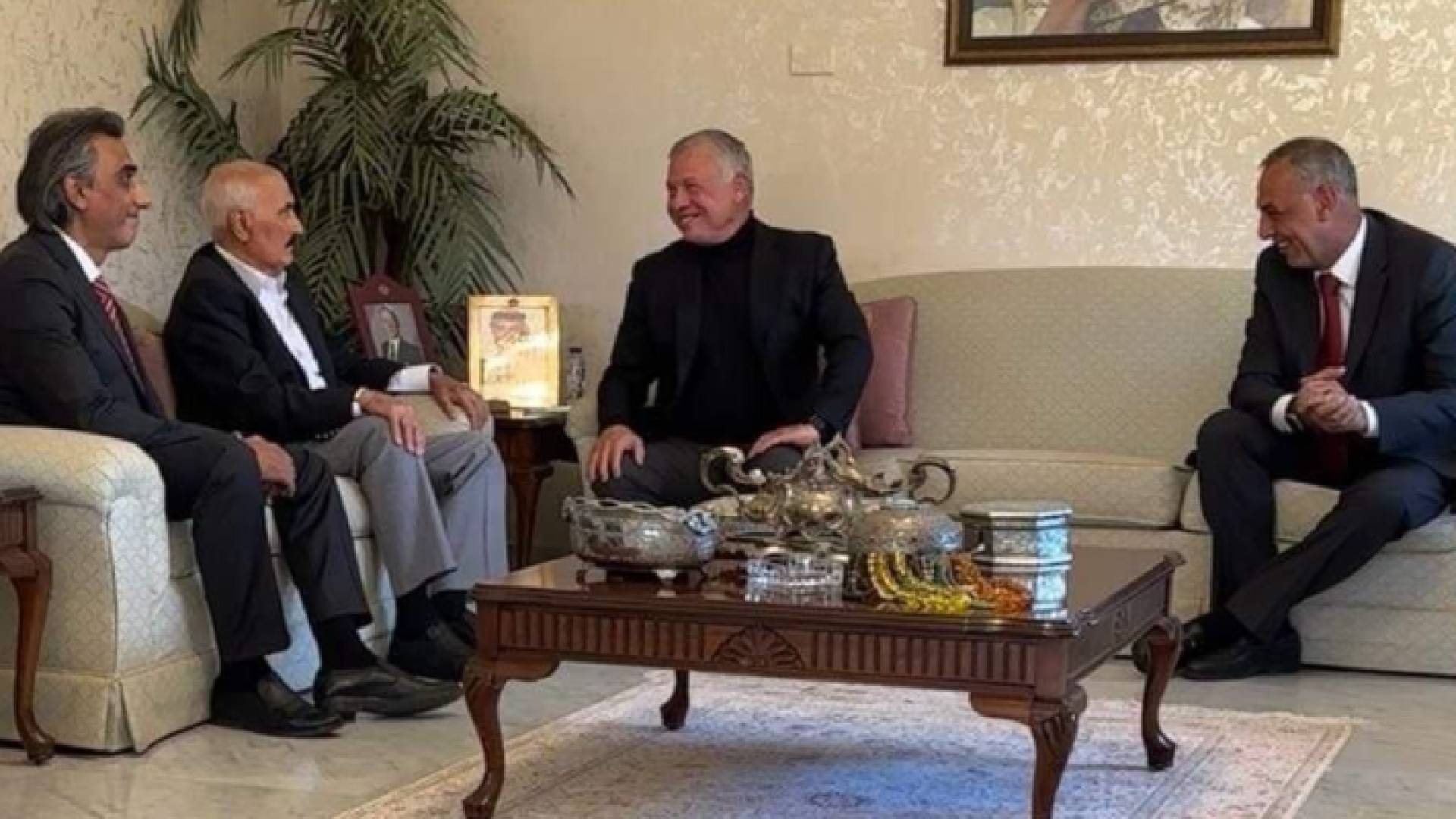 جلالة الملك خلال زيارة مدير الأمن العام الاسبق عبد الرحمن العدوان