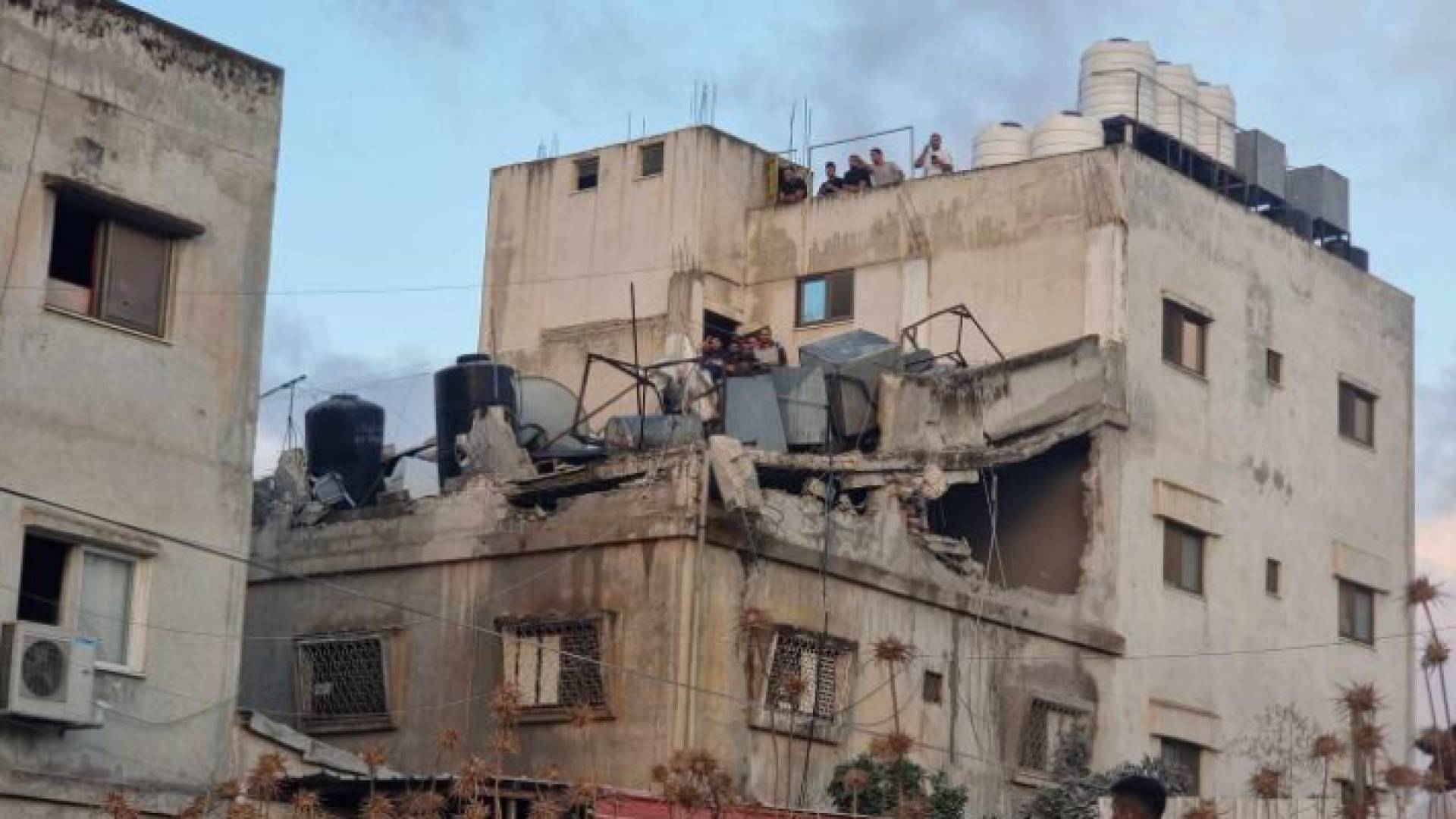 دمار منزل في مخيم جنين