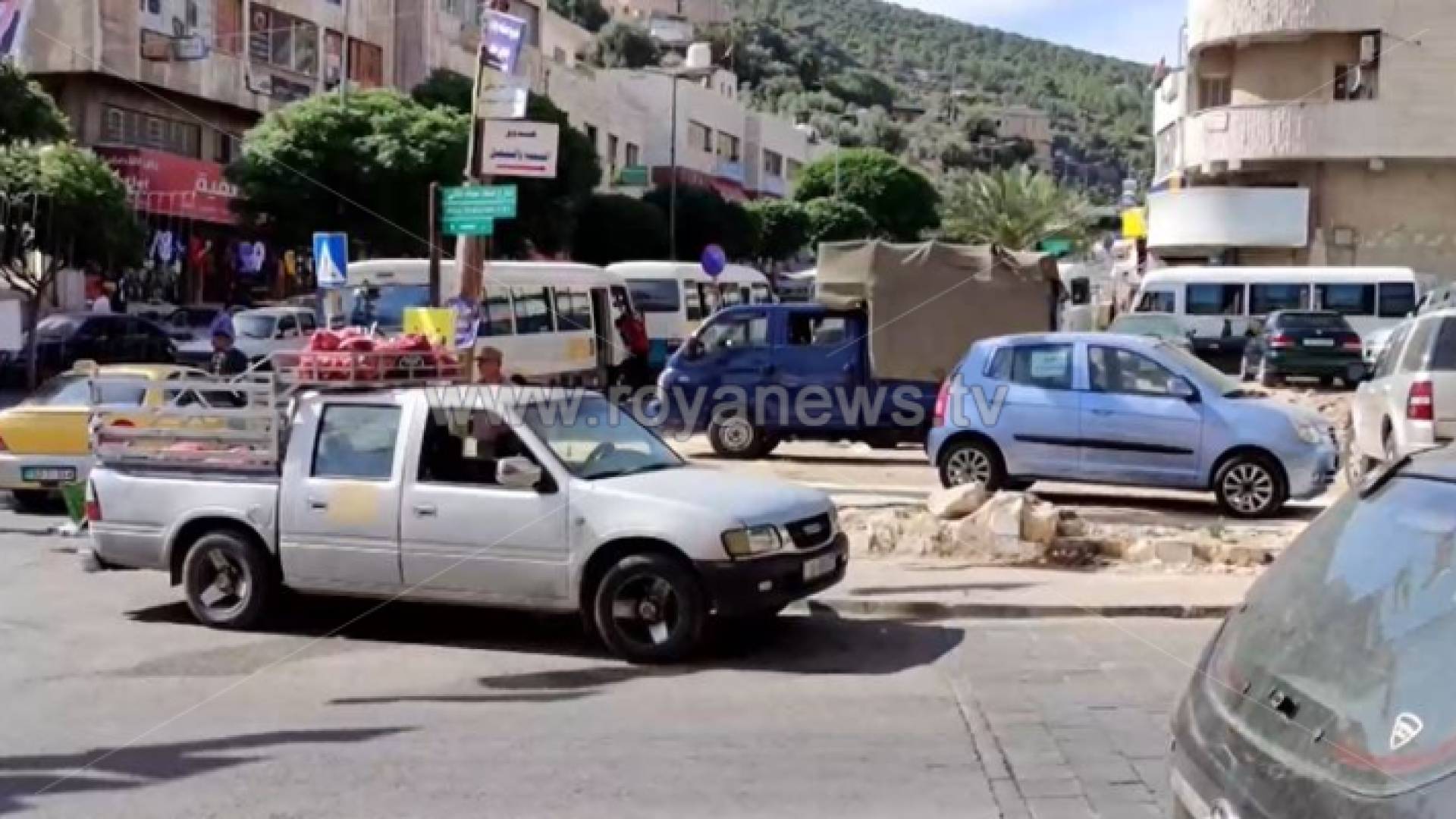 اصطفاف السيارات بالقرب من المواقع السياحية في عجلون