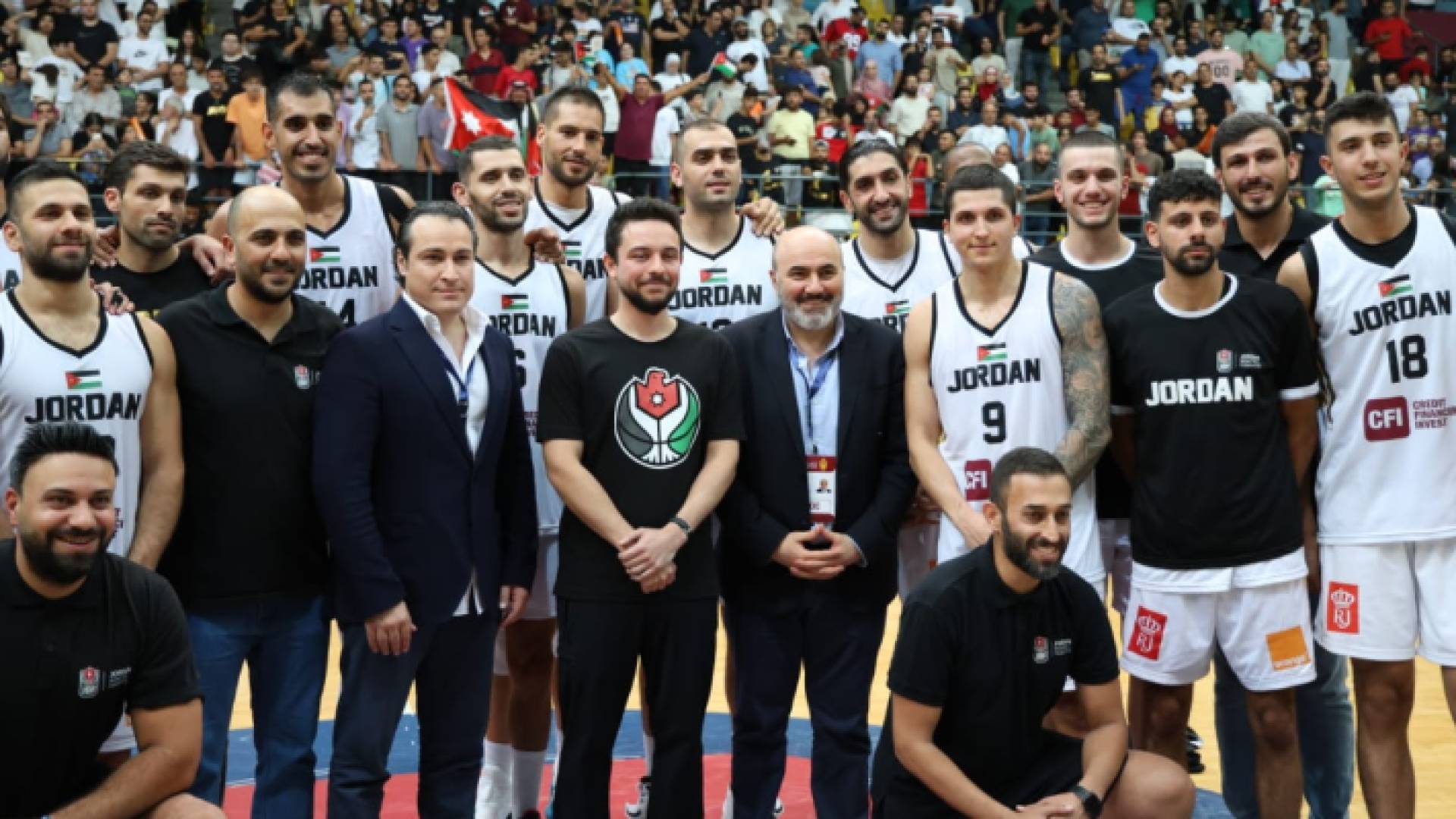 ولي العهد يتوسط منتخب السلة