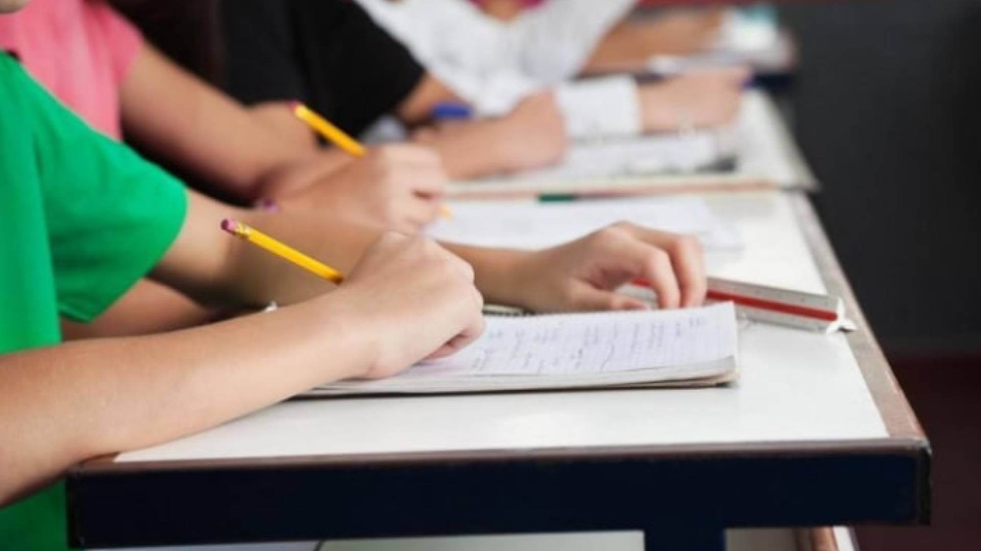 طلبة يؤدون امتحان التوجيهي