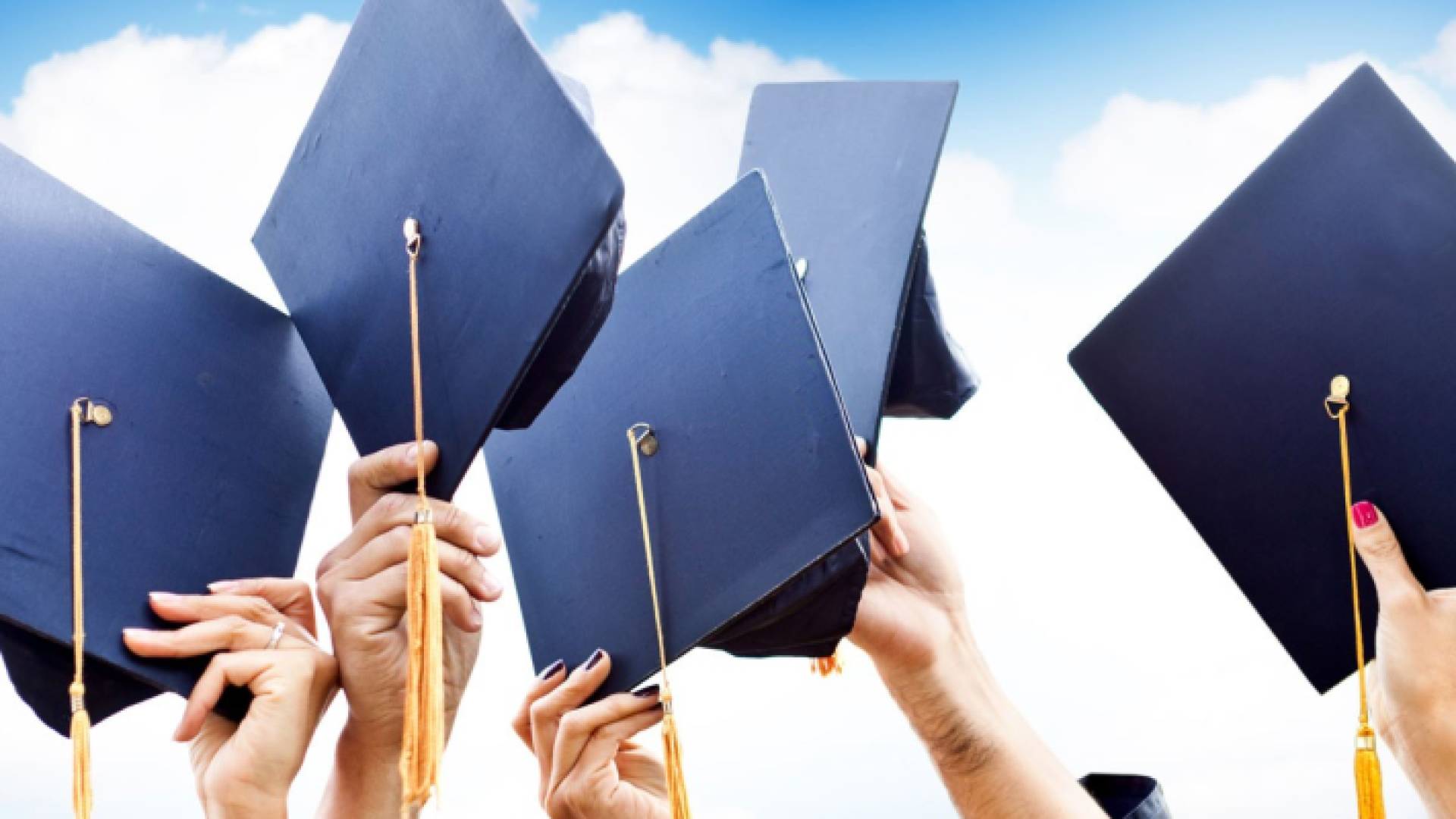 طلبة يحملون قبعات تخرج