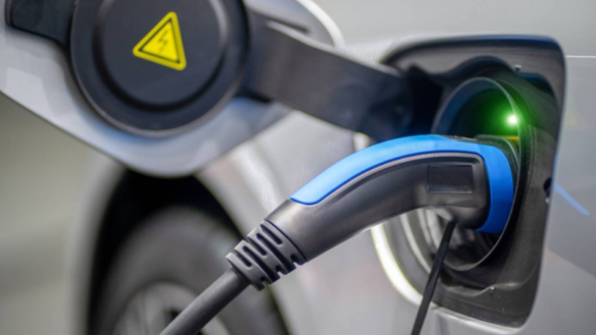 شحن مركبة كهربائية