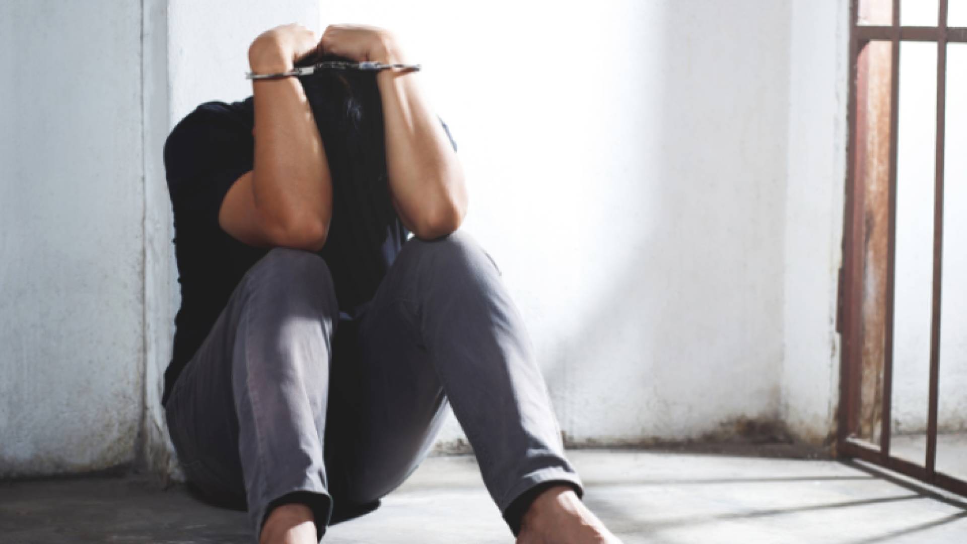 صورة تعبيرية لشاب داخل السجن