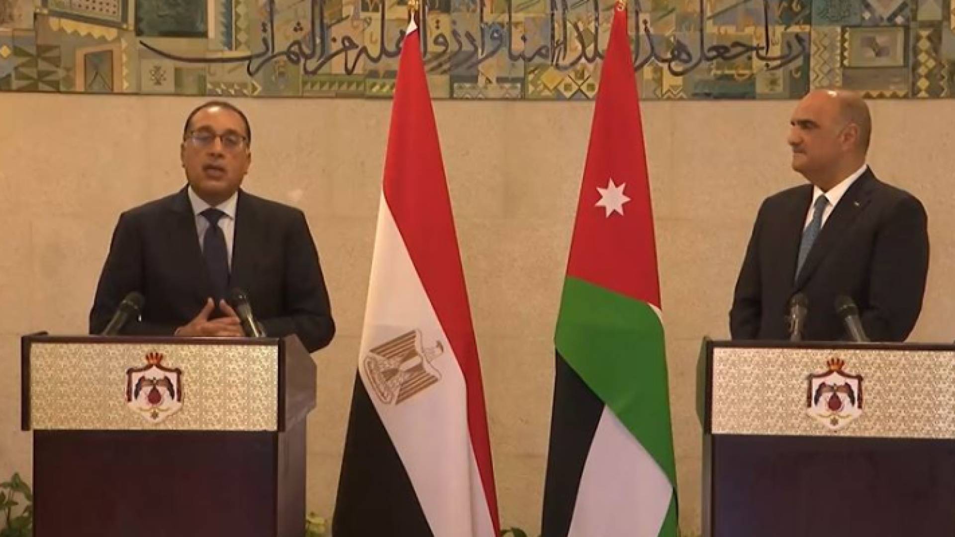 رئيس الوزراء بشر الخصاونة ونظيره المصري