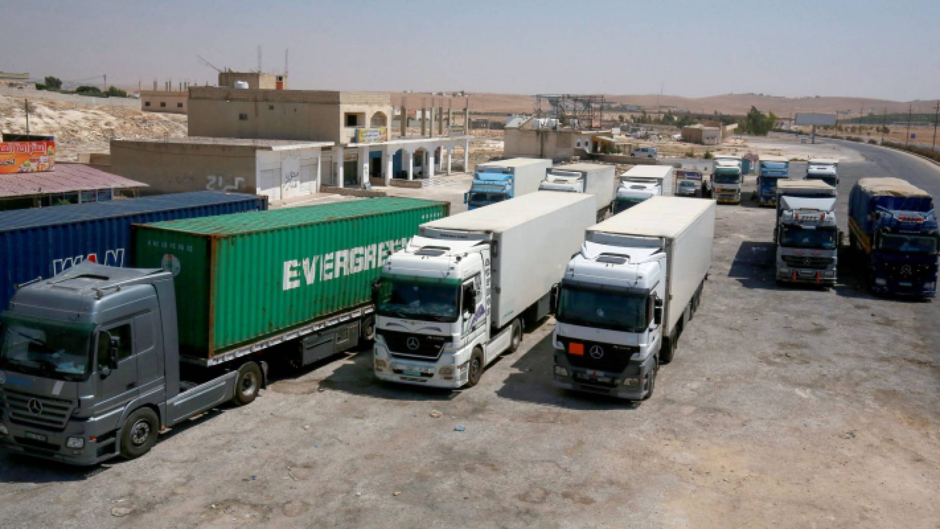 صورة تعبيرية لشاحنات نقل بري