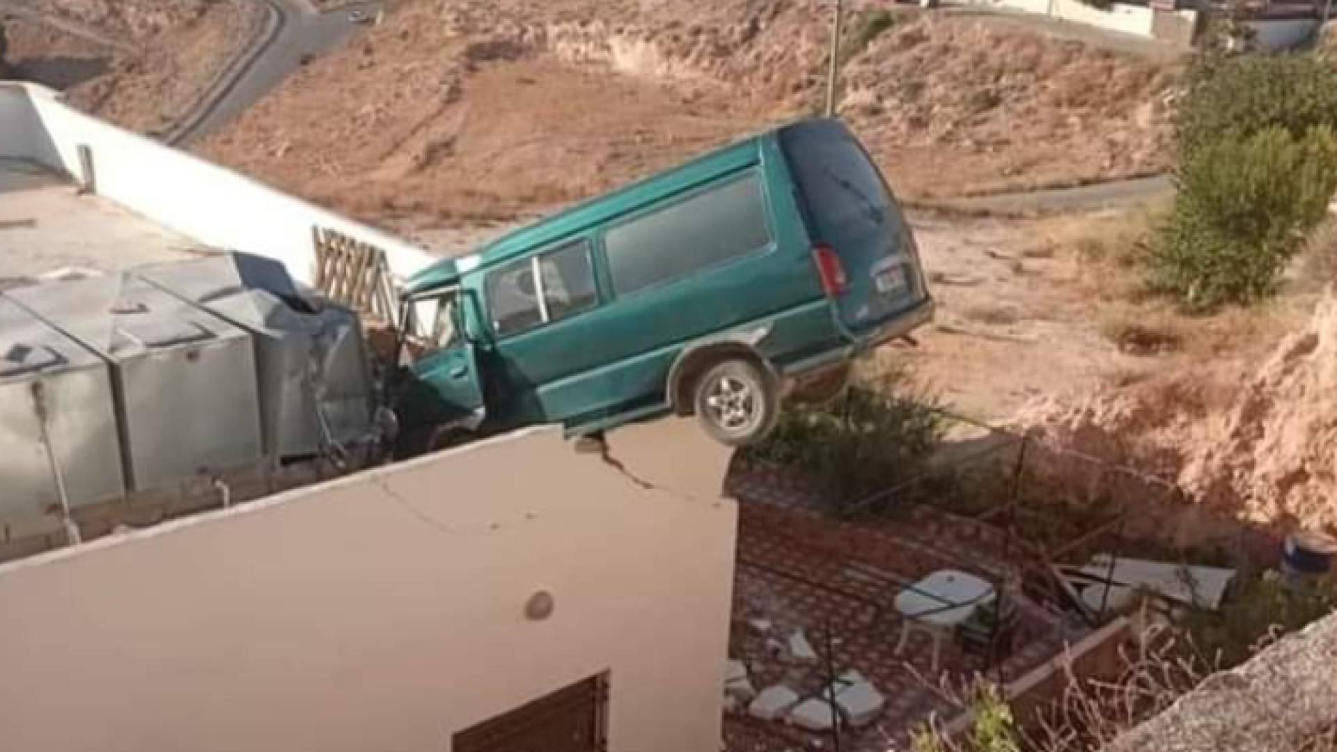 مركبة فوق سطح منزل في الكرك