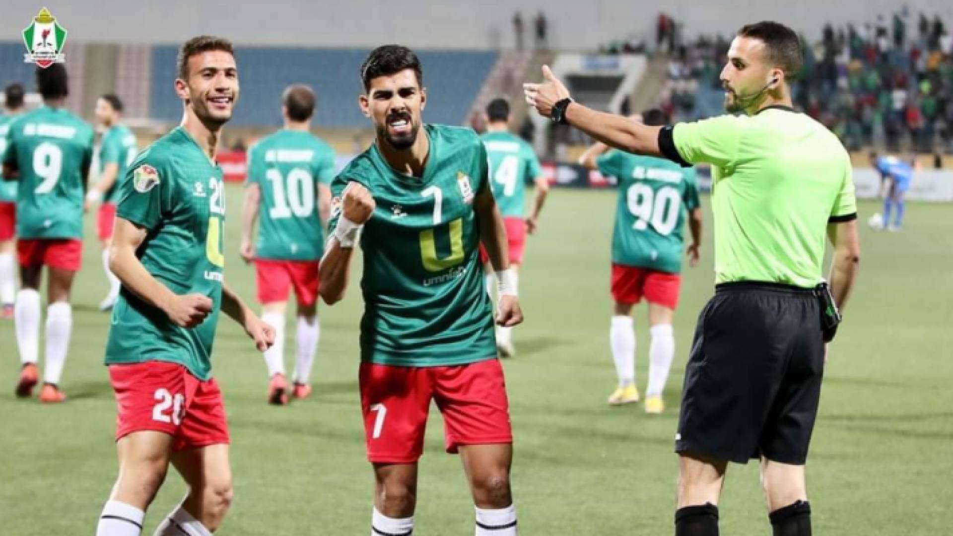 لاعبو الوحدات يحتفلون بهدف سابق