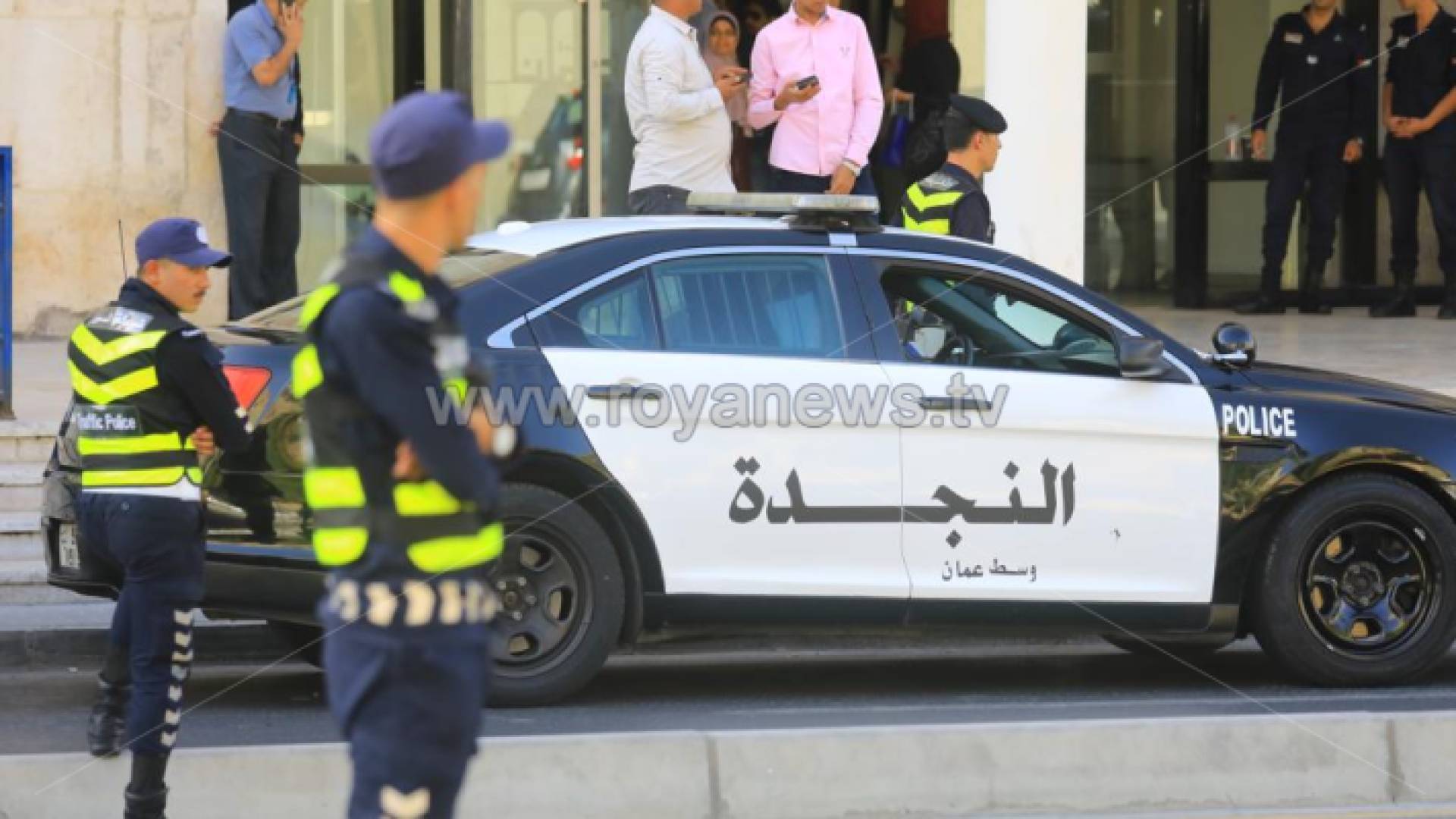 دورية أمنية في أحد شوارع العاصمة عمان