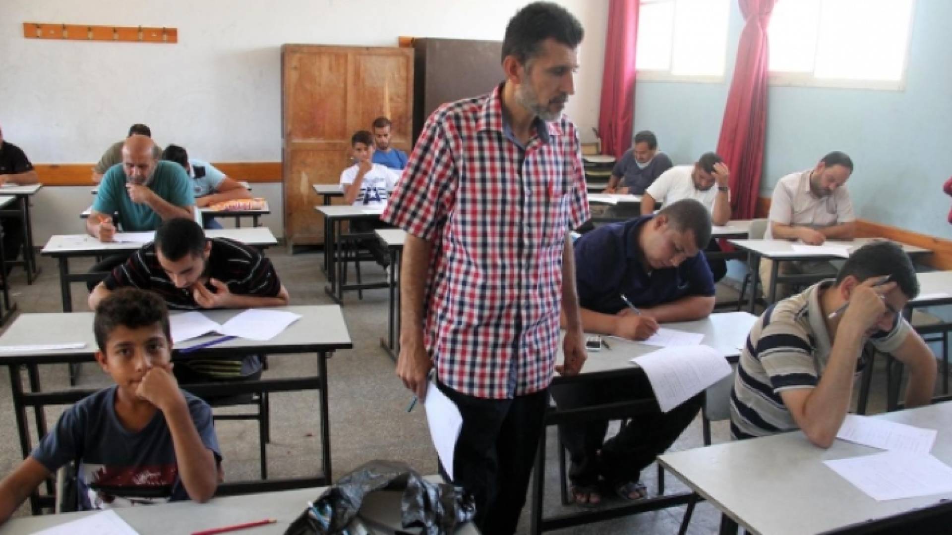 فلسطينيون يتلقون التعليم