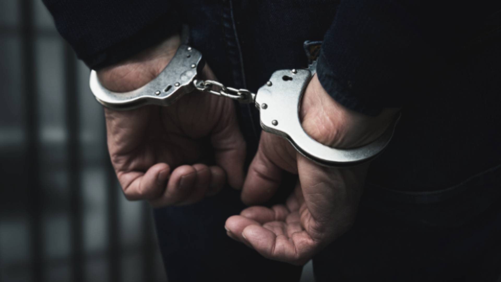 شخص مكبل اليدين "تعبيرية"