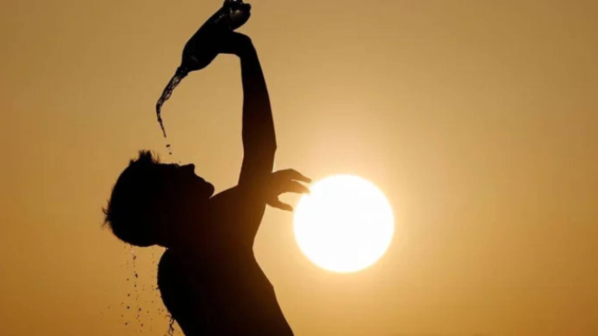 شخص يقف تحت أشعة الشمس - تعبيرية