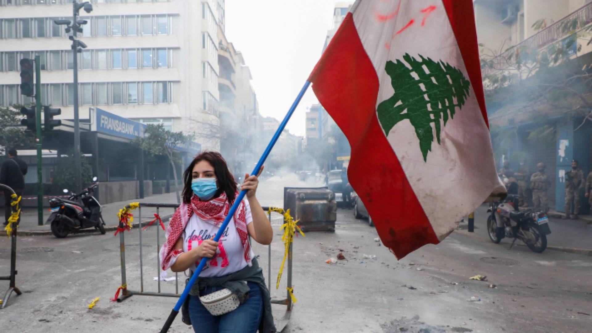 سيدة لبنانية ترفع علم لبنان "تعبيرية"