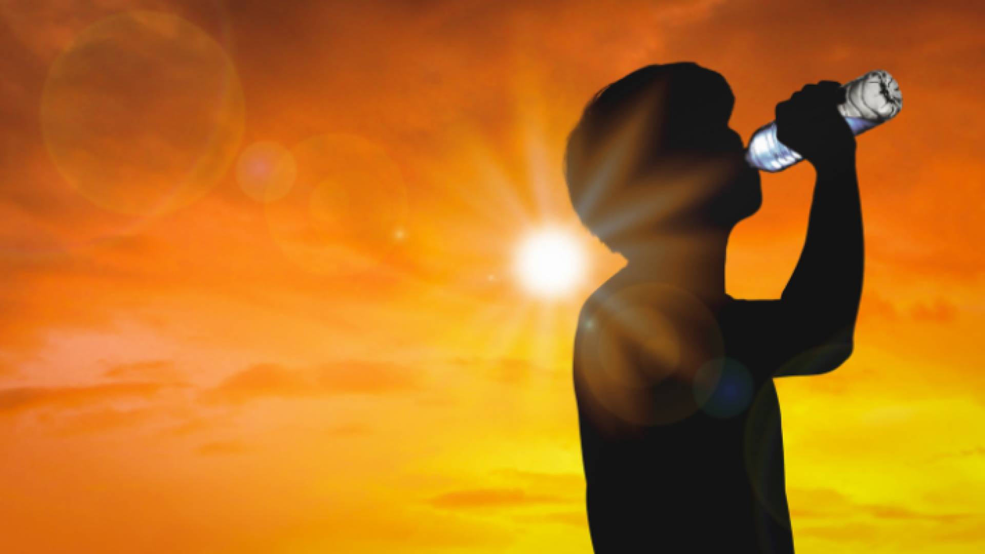 شخص يشرب المياه في ظل درجات الحرارة المرتفعة "تعبيرية"