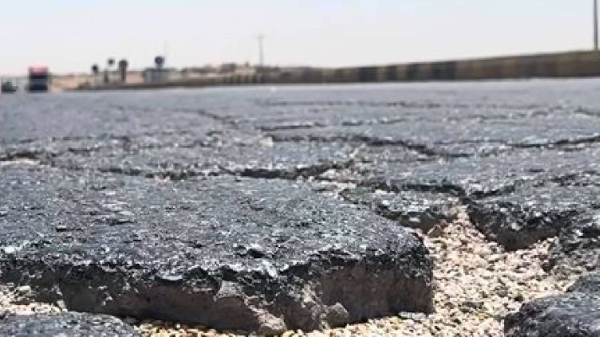 صورة للطريق المتهالك