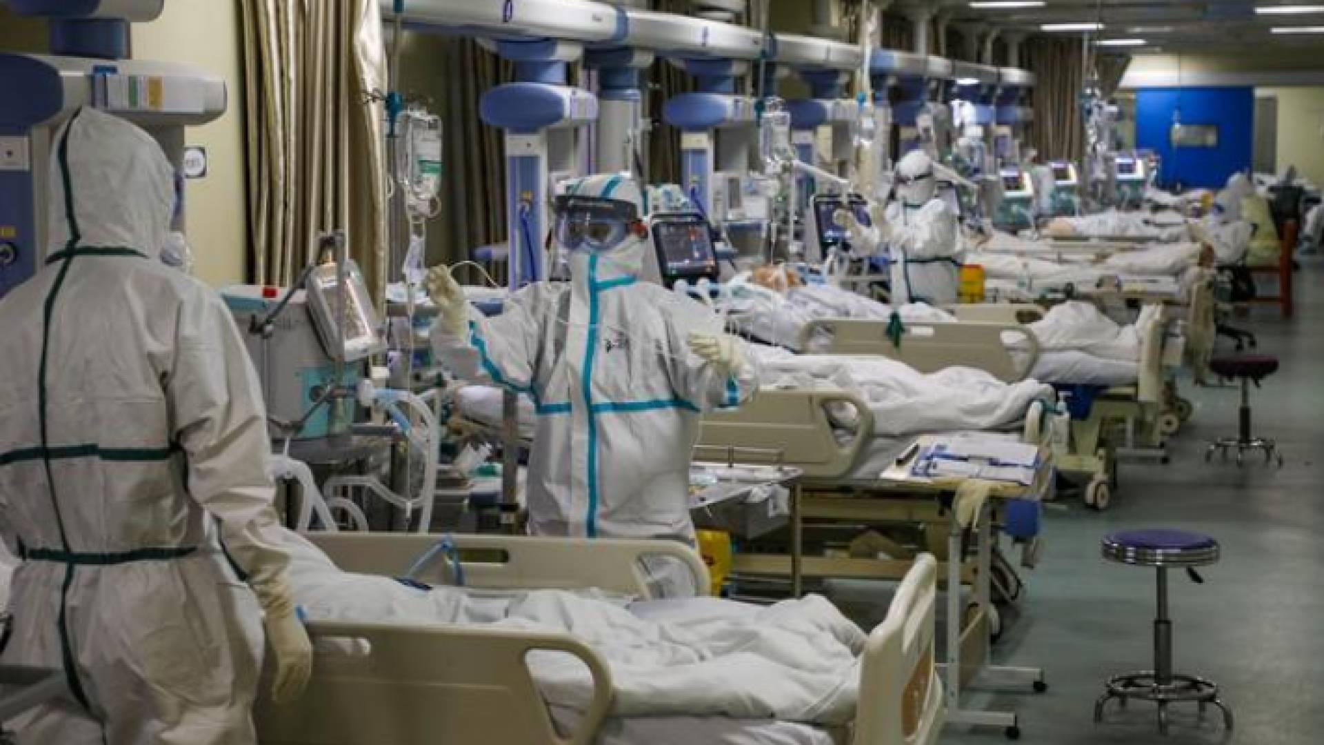 مصابون في كورونا يتلقون العلاج في أحد مستشفيات الولايات المتحدة