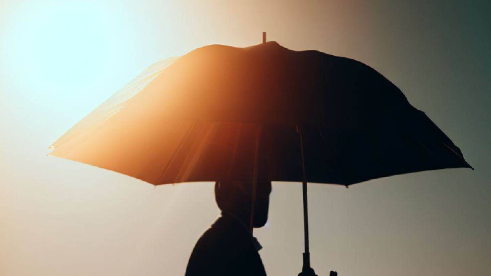 شخص يحمل مظلة شمسية عبر تقنية الذكاء الاصطناعي