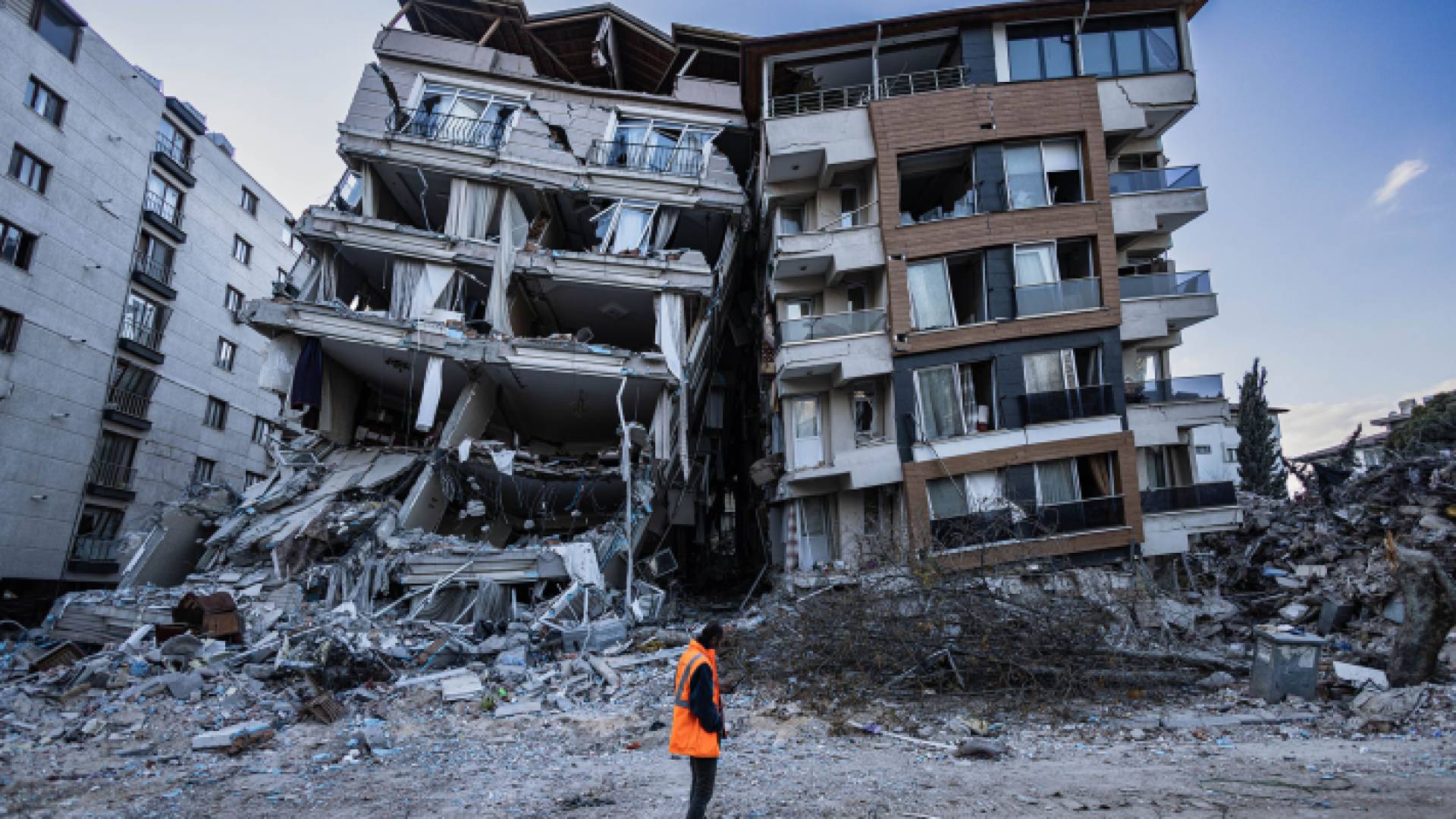 آثار الزلزال المدمر الذي شهدته تركيا في تركيا