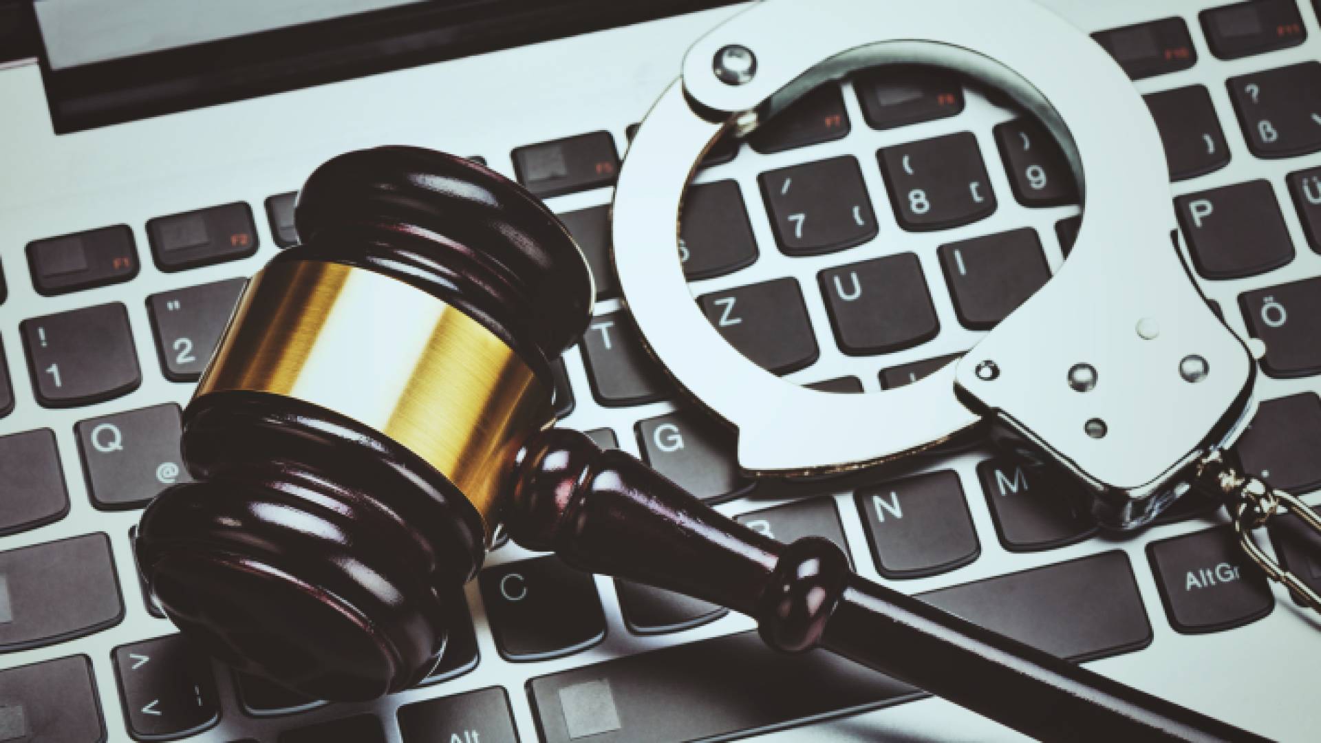 أصفاد ومطرقة قاض وجهاز كمبيوتر