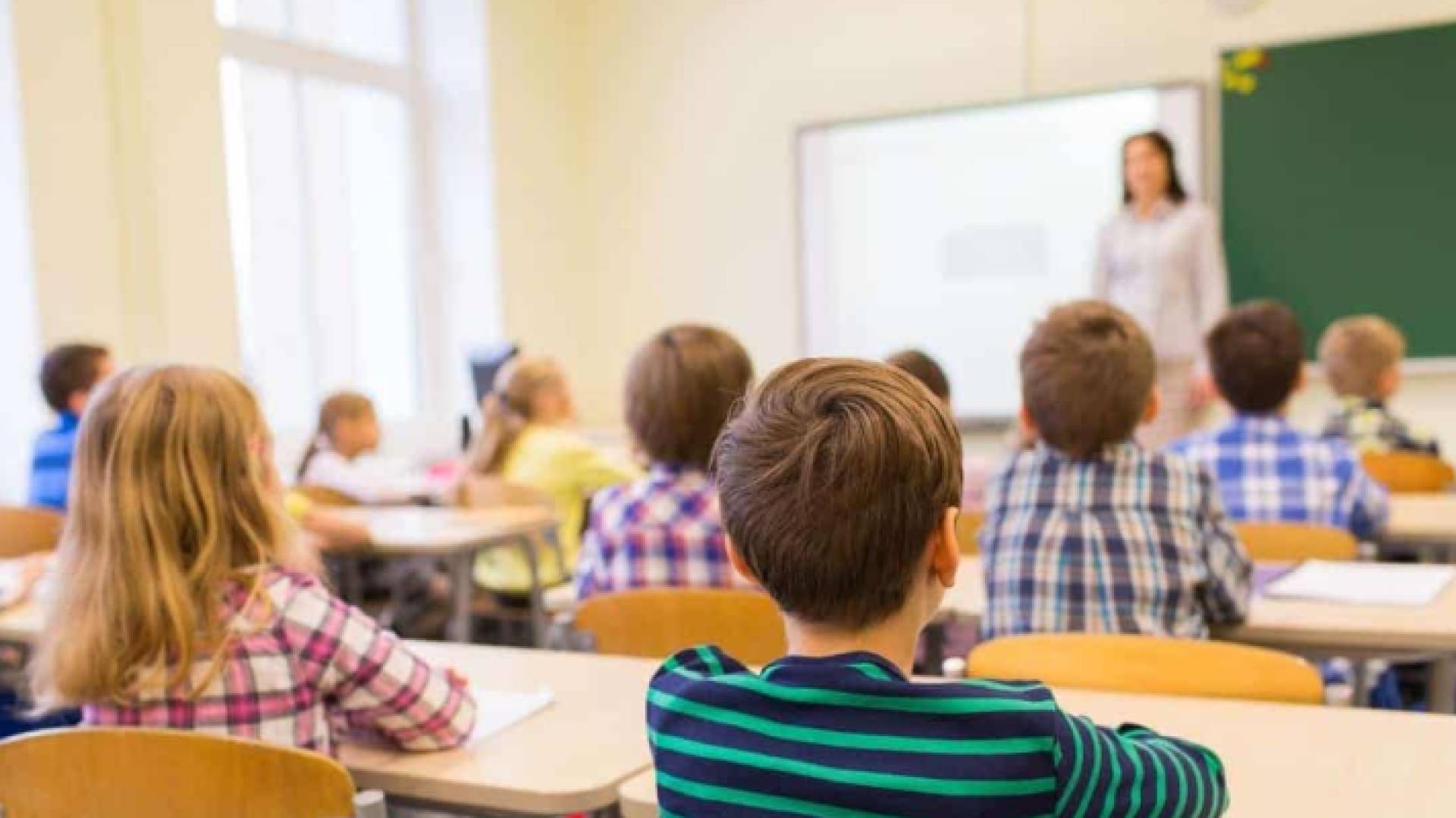 طلبة مدارس ومعلمة