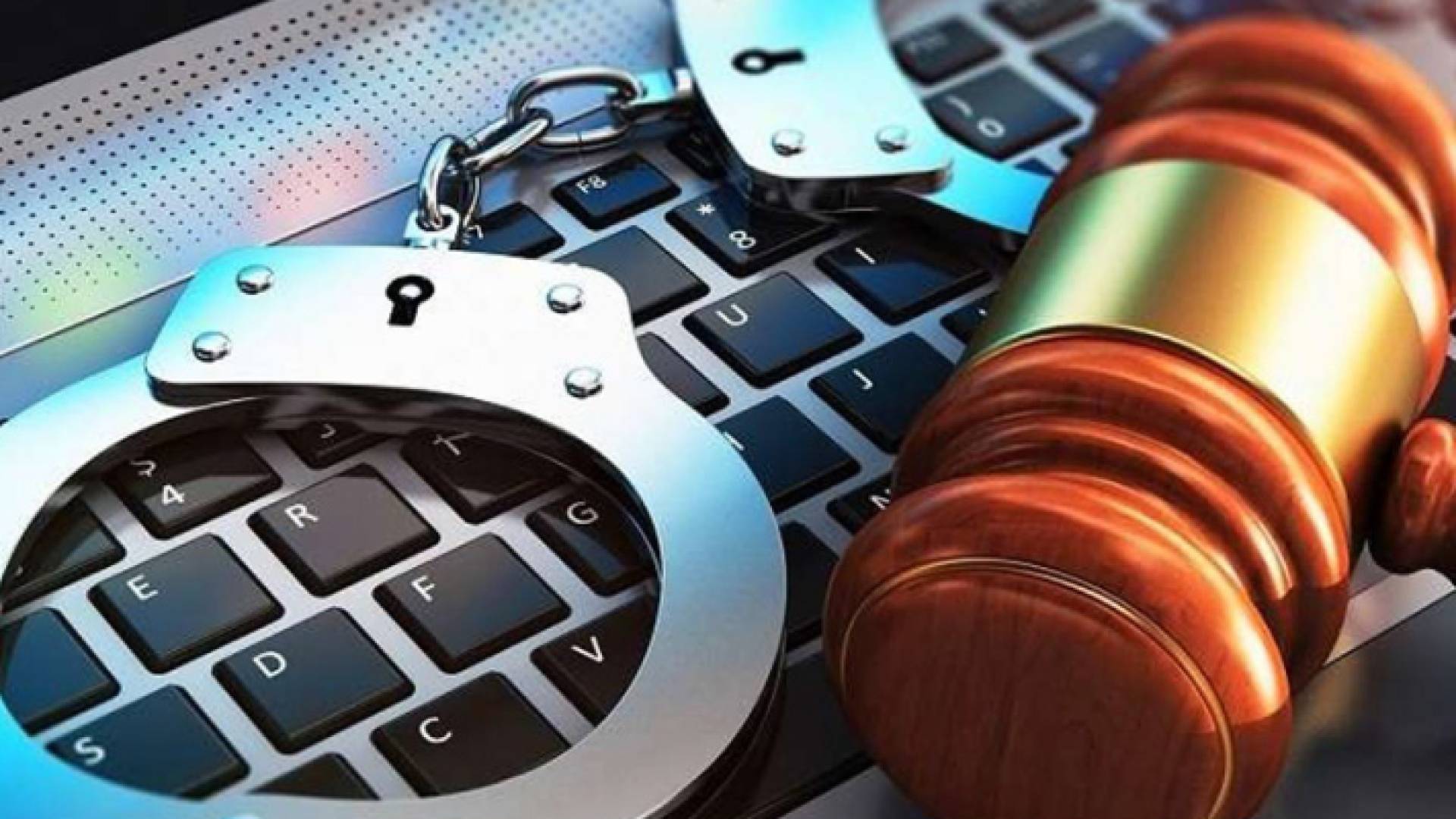 مطرقة قاض وجهاز كمبيوتر "تعبيرية"