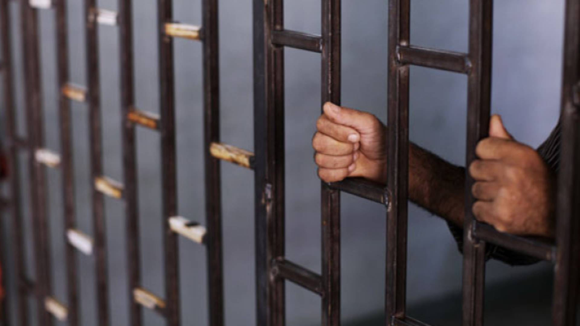 صورة تعبر عن حبس أربعيني