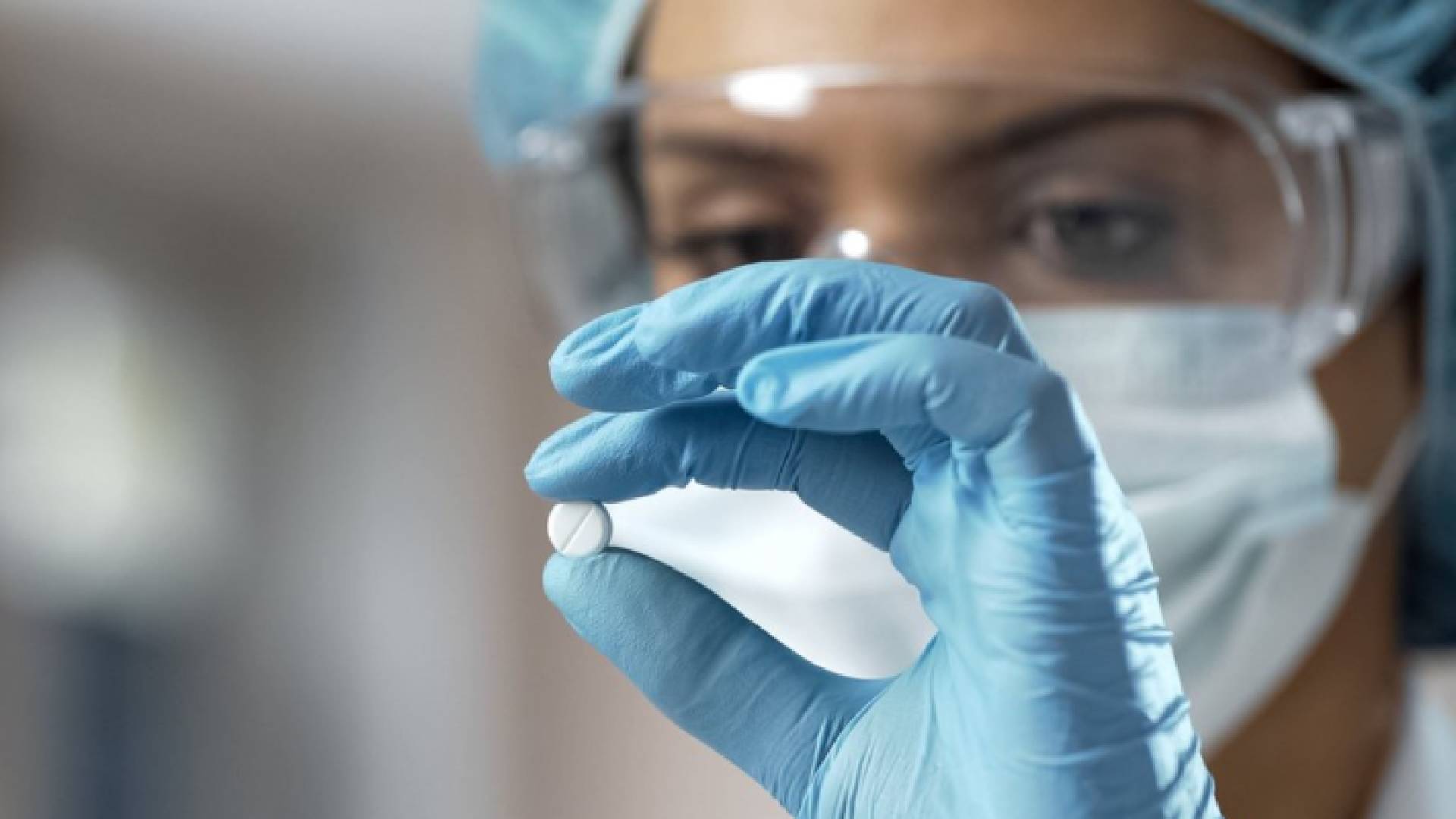 طبيبة تحمل بيدها حبة دواء