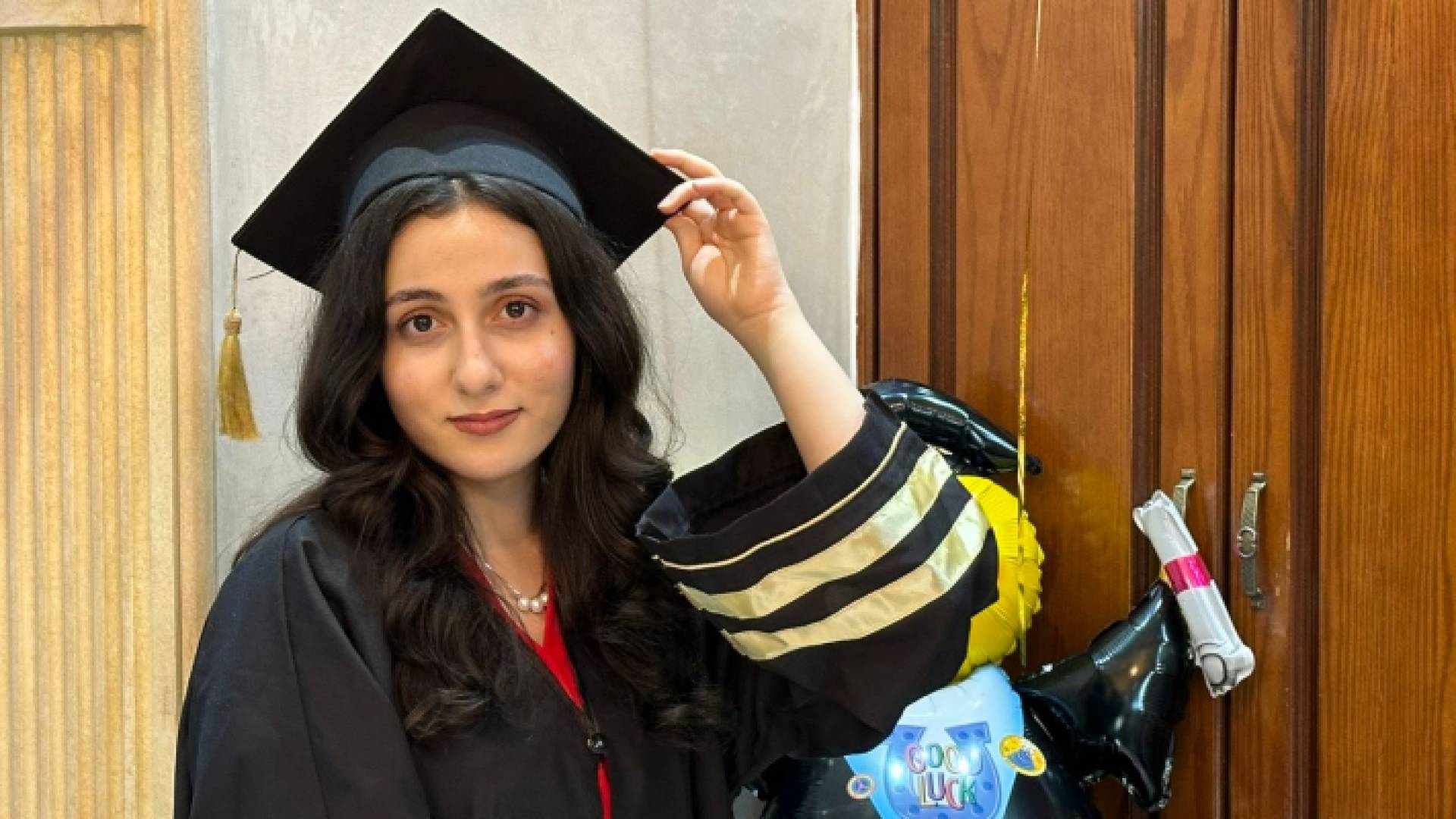 الطالبة تالا شيخ صالح الحاصلة على المرتبة الأولى في الأردن في الفرع العلمي